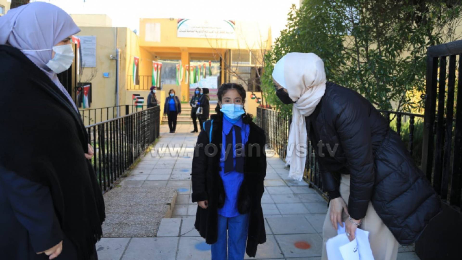 معلمات وطالبة - ارشيفية