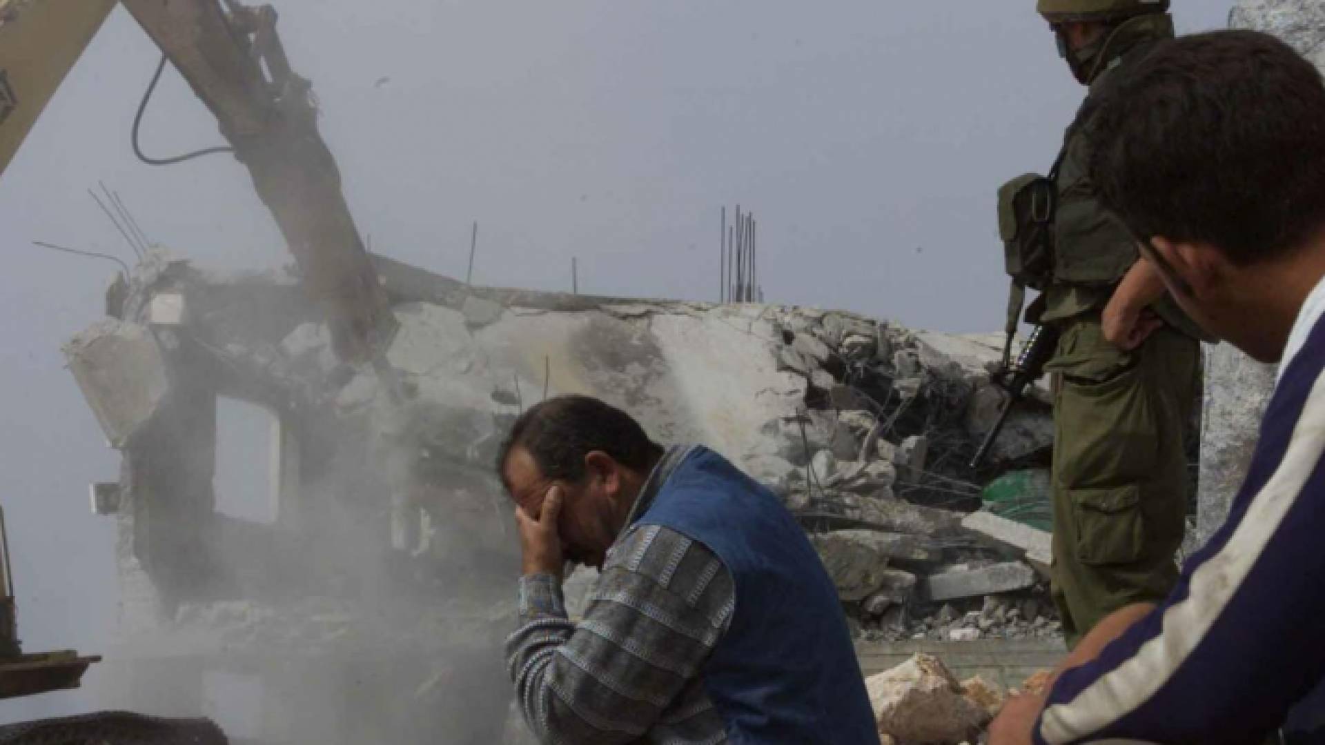 لحظة هدم منزل أحد الفلسطينيين - أرشيفية