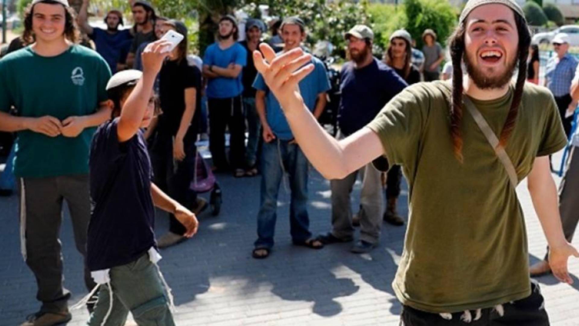 مستوطنون يهاجمون الفلسطينيين في اللبن الشرقية واشتباكات بالأيادي