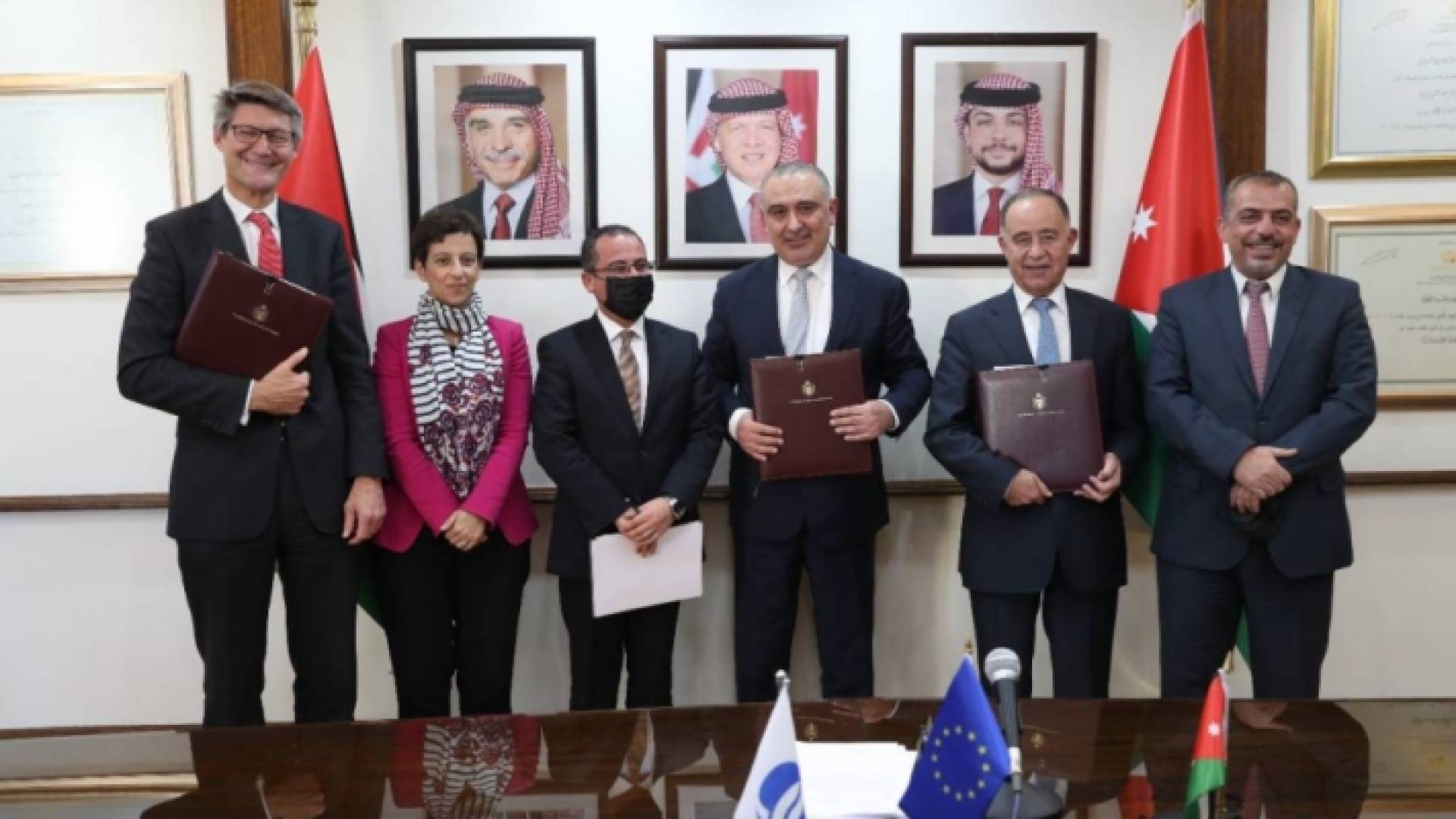 جانب من توقيع الاتفاقية