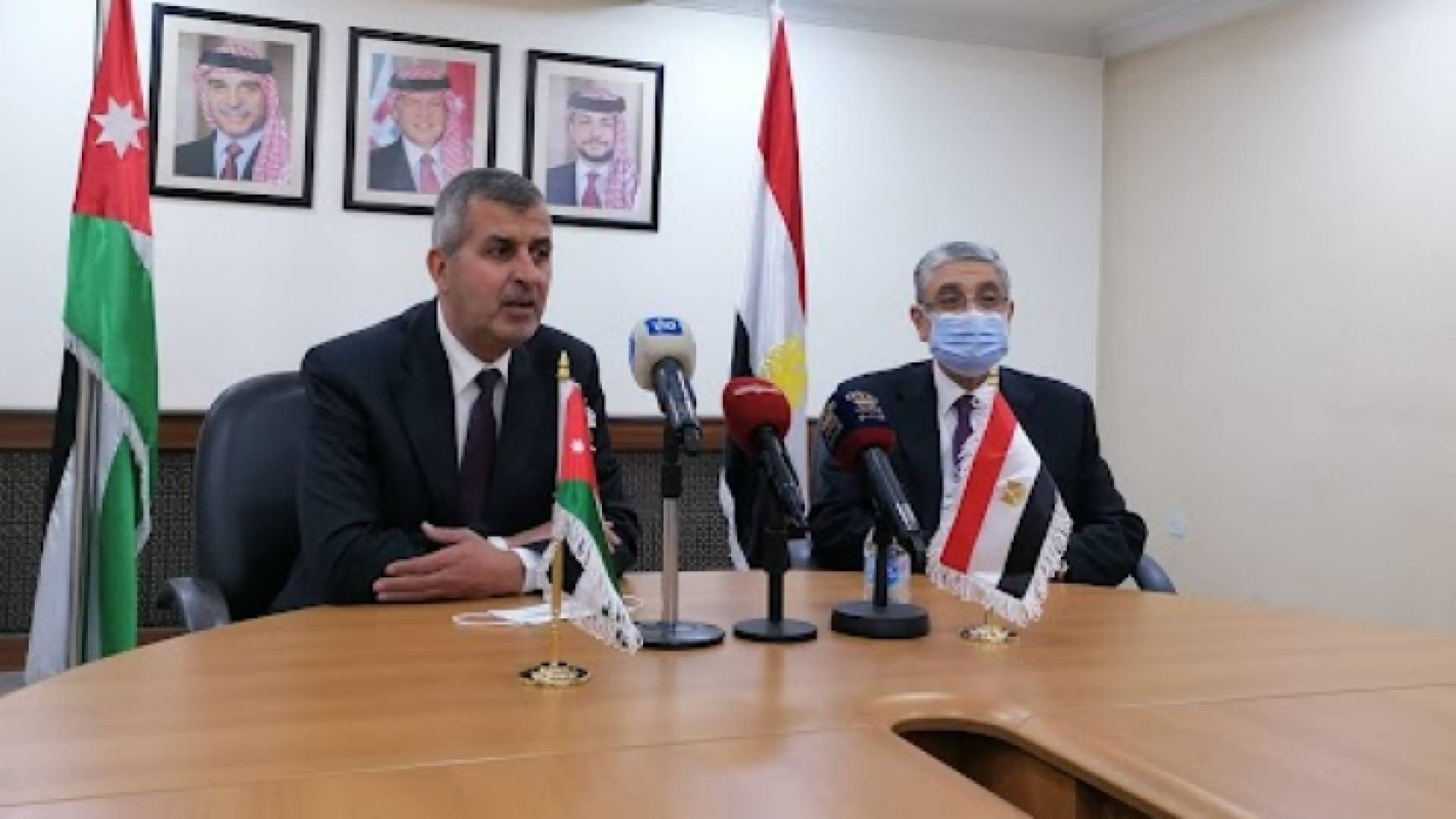 جانب من توقيع الاتفاقية