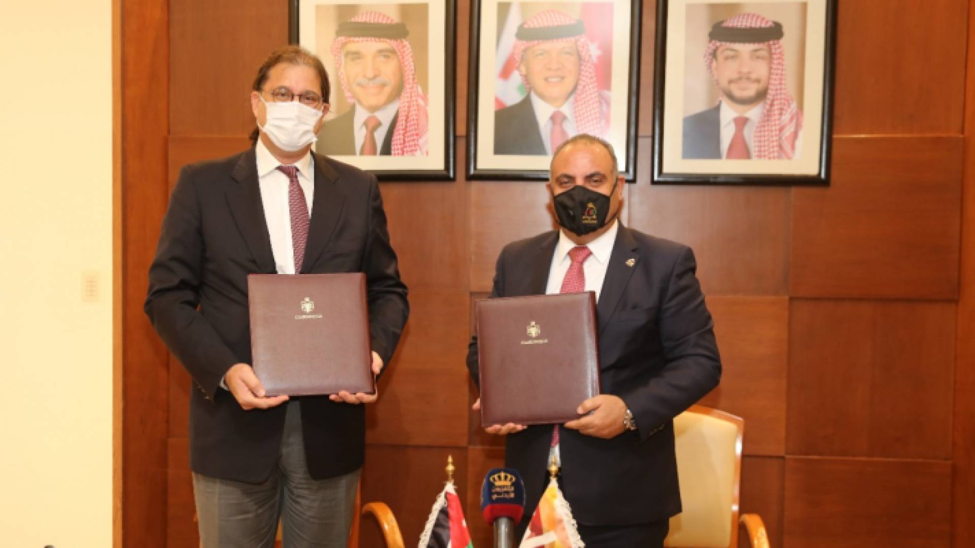 جانب من توقيع الاتفاقية