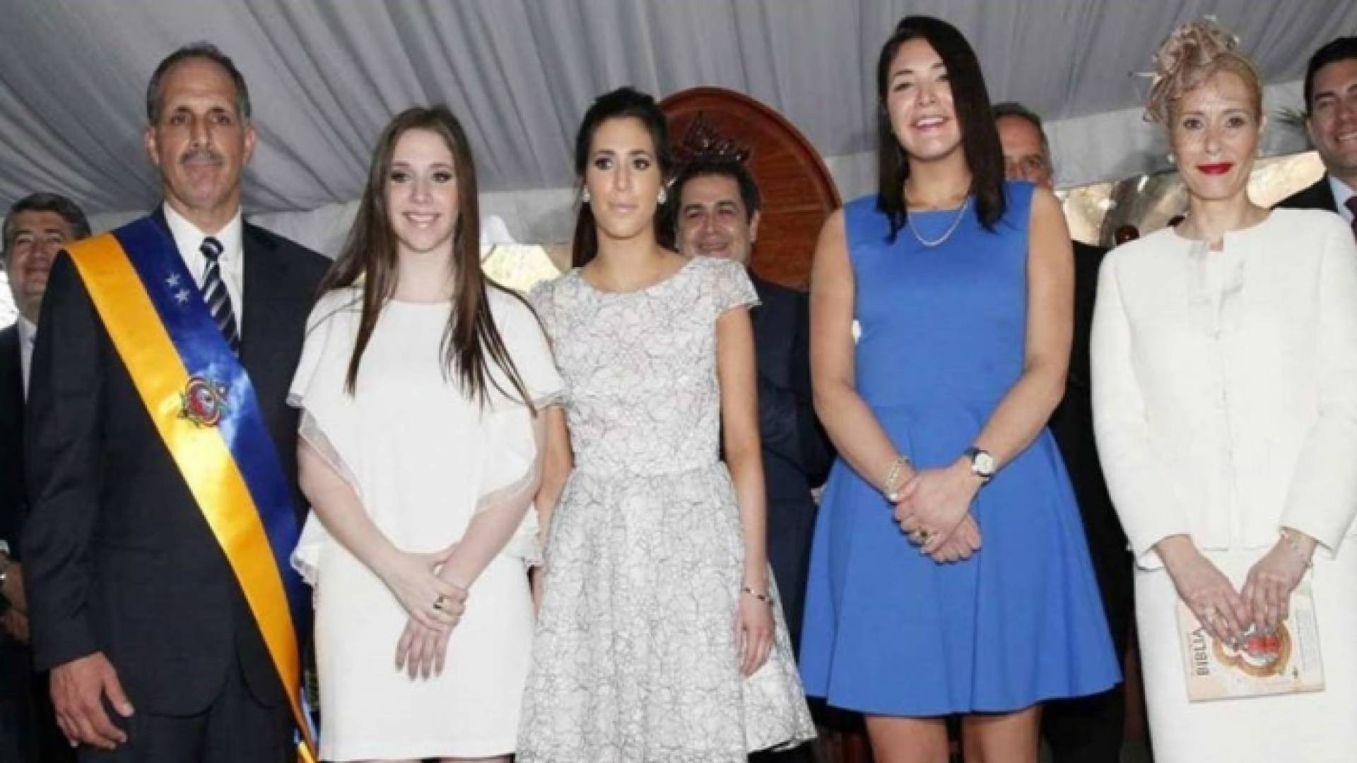 مع زوجته وبناتهما الثلاث