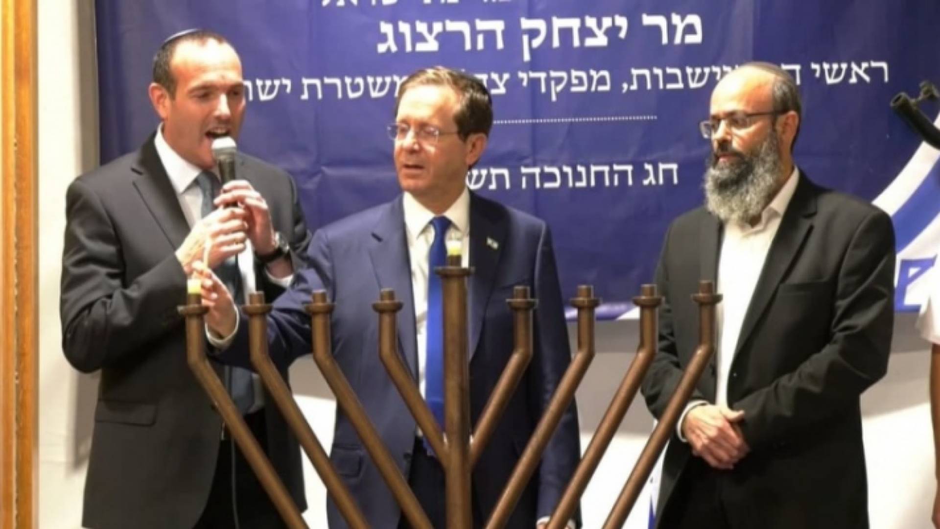 يتسحاق هرتسوغ يوقد الشموع