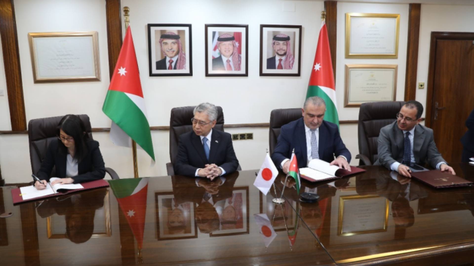 جانب من توقيع الاتفاقية