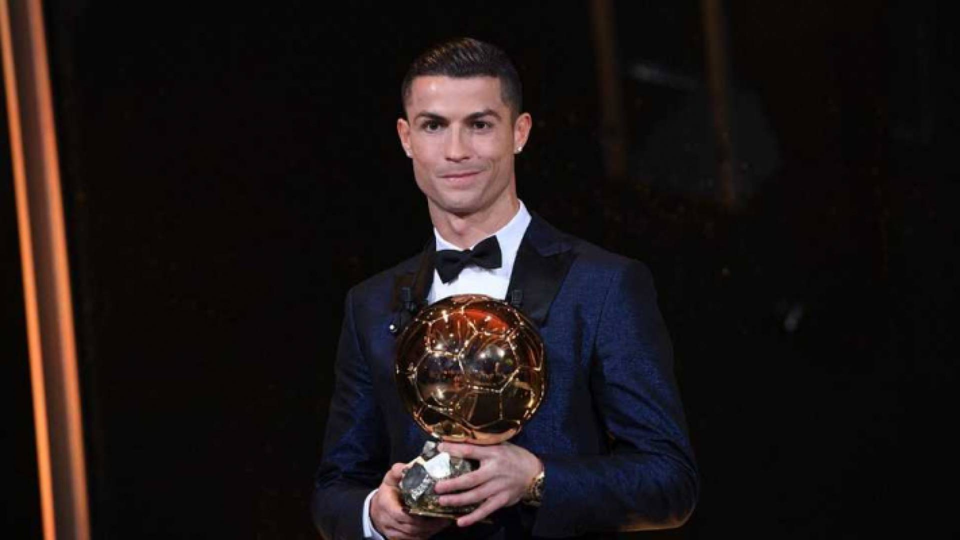 رونالدو وبيده الكرة الذهبية - أرشيفية