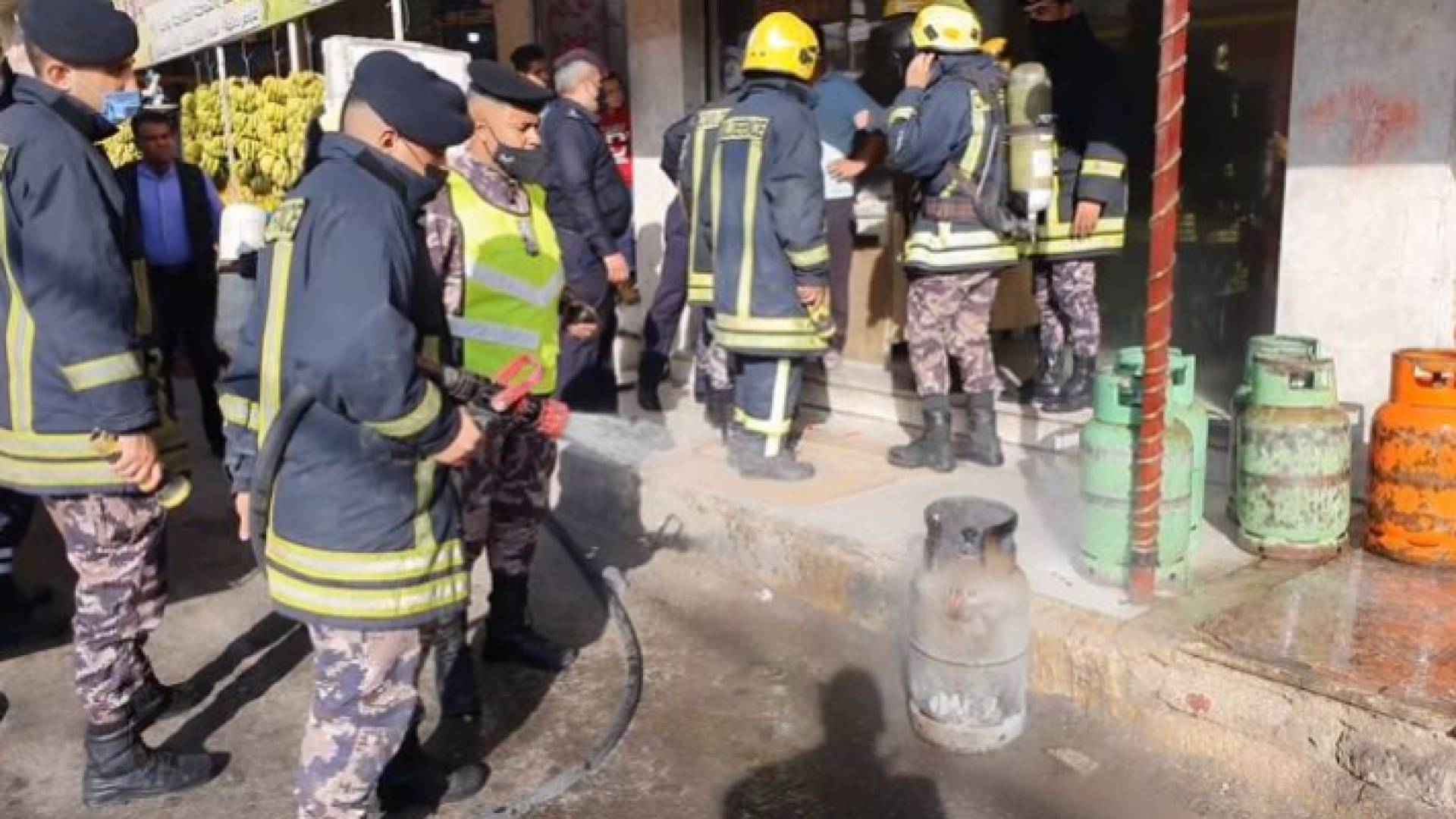 فرق الدفاع المدني خلال تواجدها بموقع الحريق