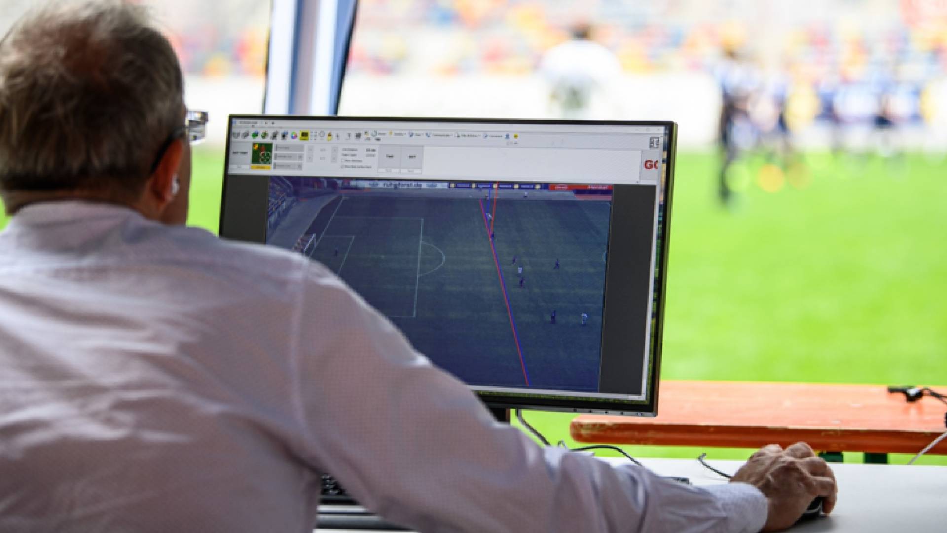 شخص يراقب حالة تسلل - تعبيرية