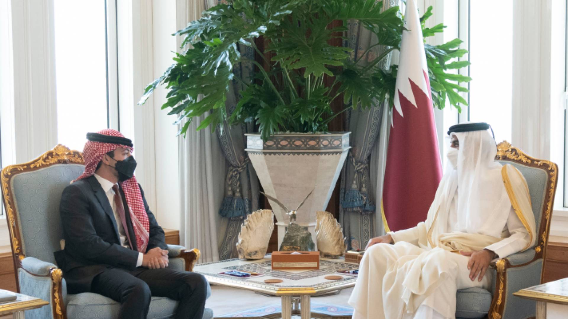 ولي العهد الأمير الحسين بن عبدالله (يسار) وأمير قطر تميم بن حمد آل ثاني (يمين)