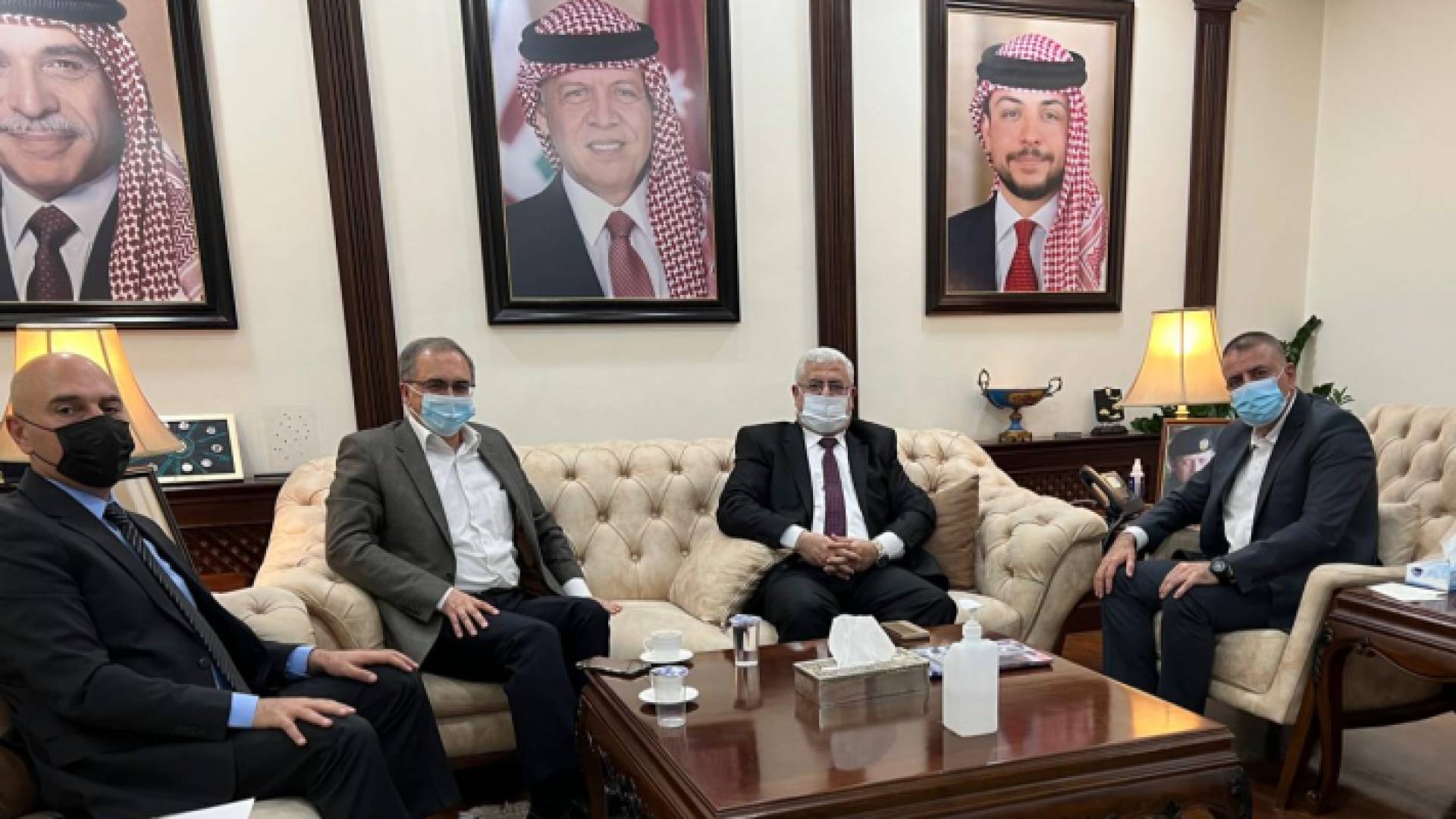 جانب من لقاء المركز الوطني لحقوق الإنسان مع وزيرالداخلية مازن الفراية