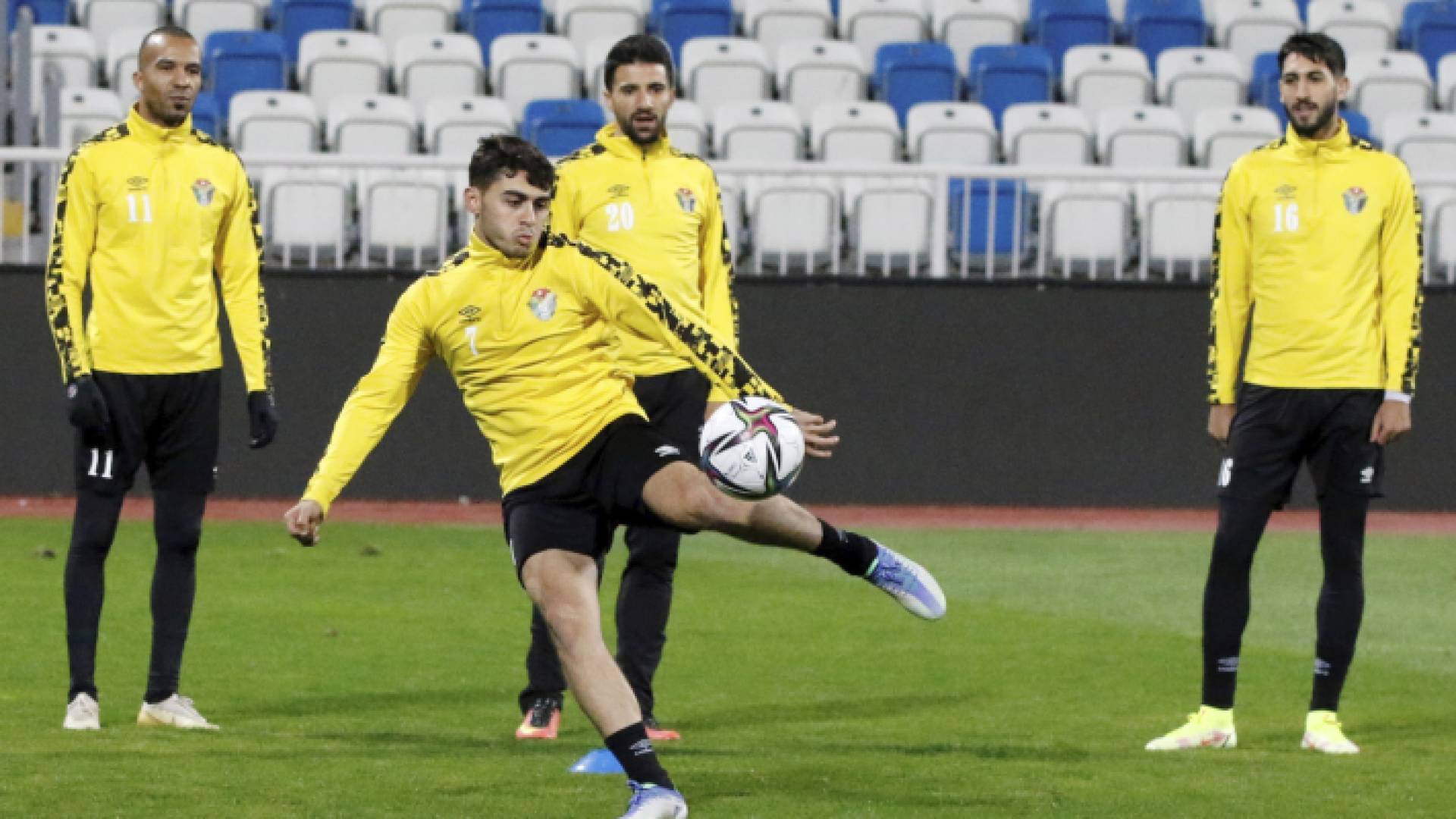 "شرارة" في تدريب للمنتخب الوطني لكرة القدم