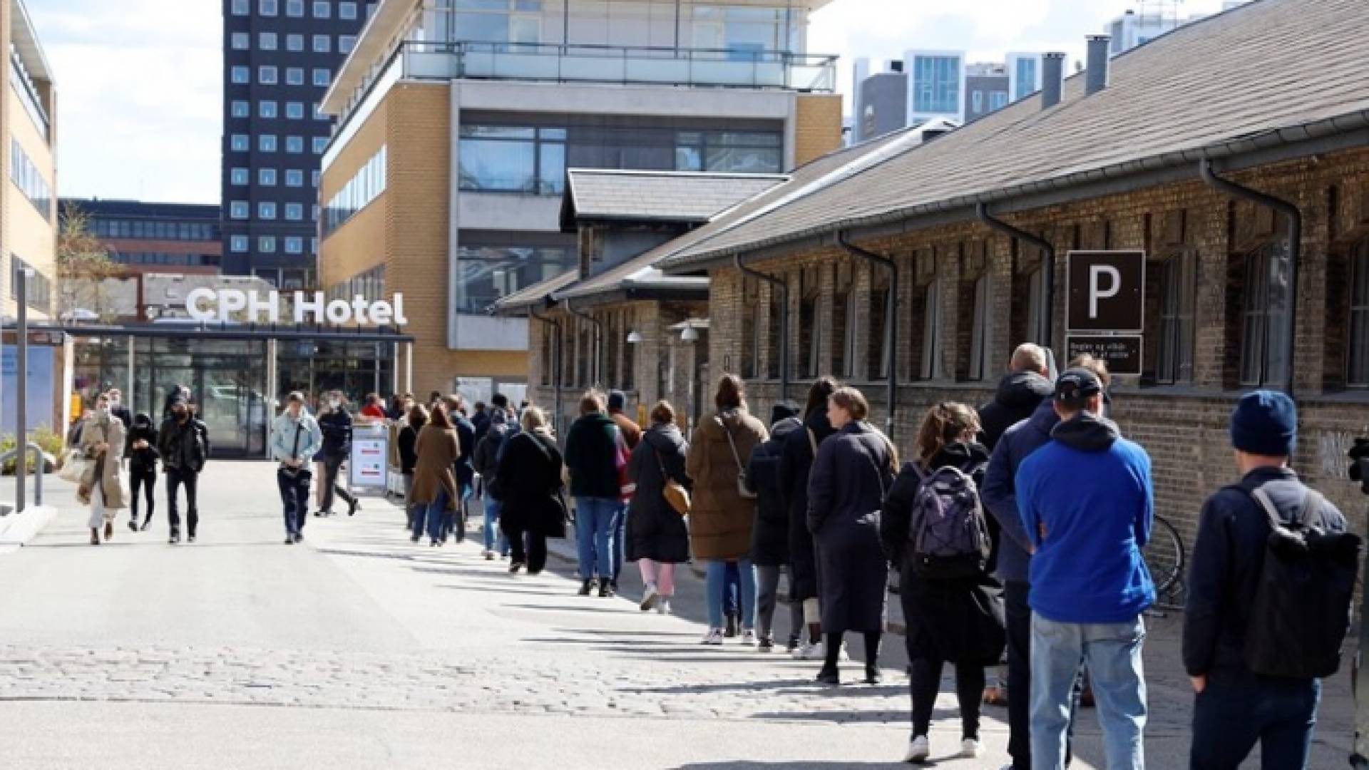 دنماركيون أمام أحد الفنادق - أرشيفية