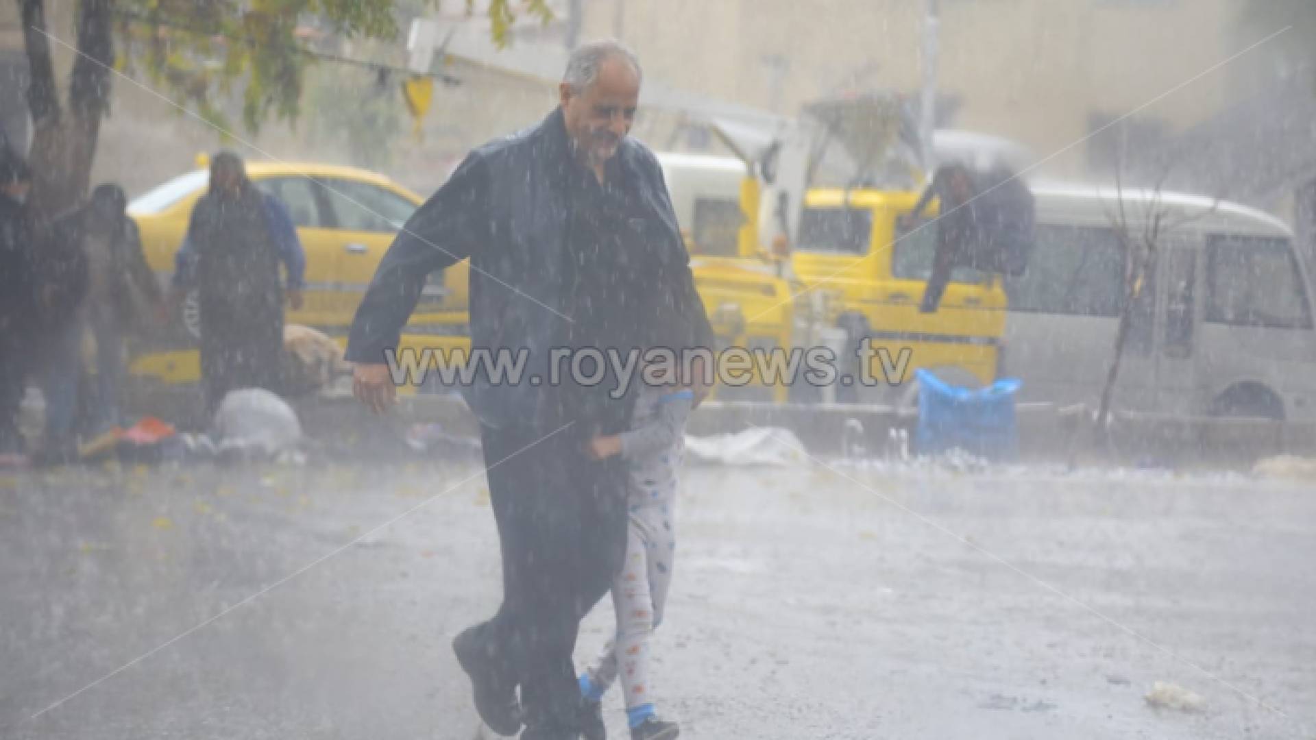 صورة أرشيفية لتساقط الأمطار في العاصمة عمان