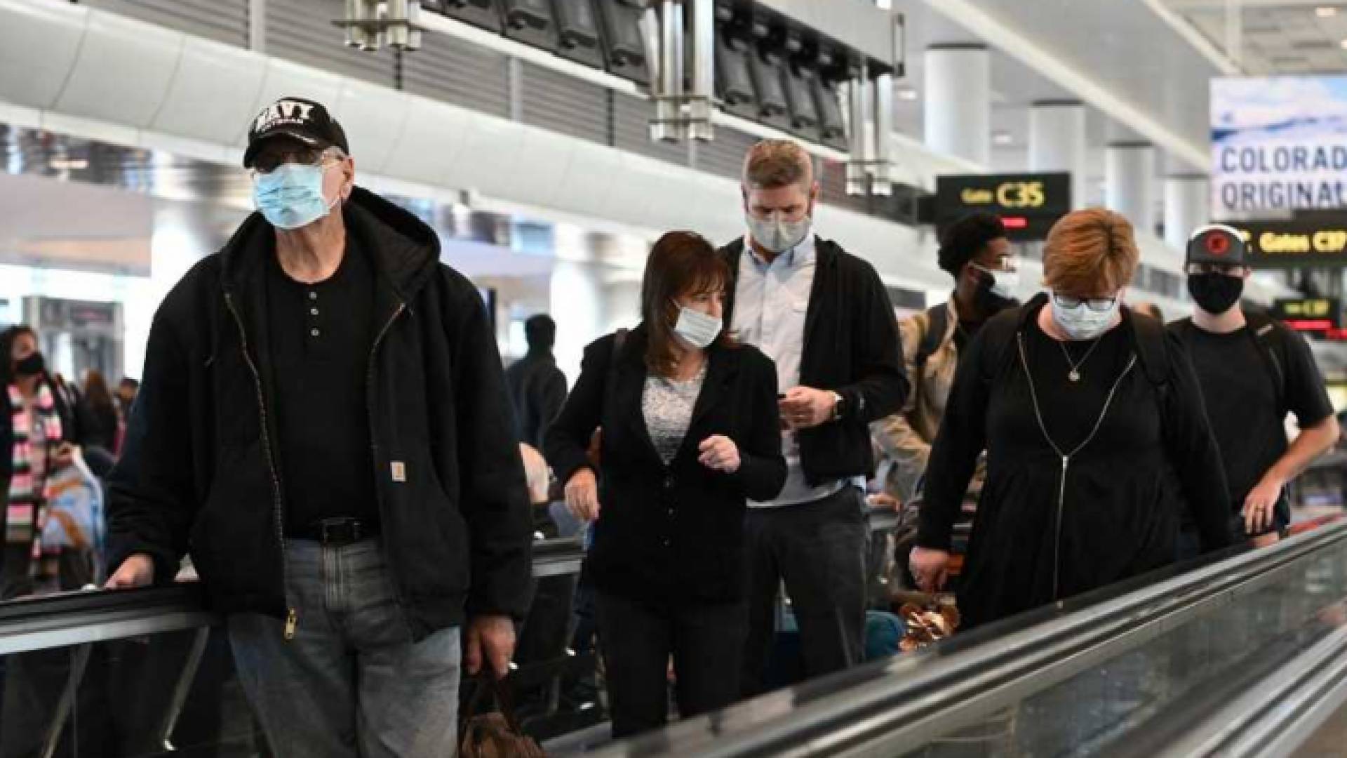 مسافرون في مطار - ارشيفية