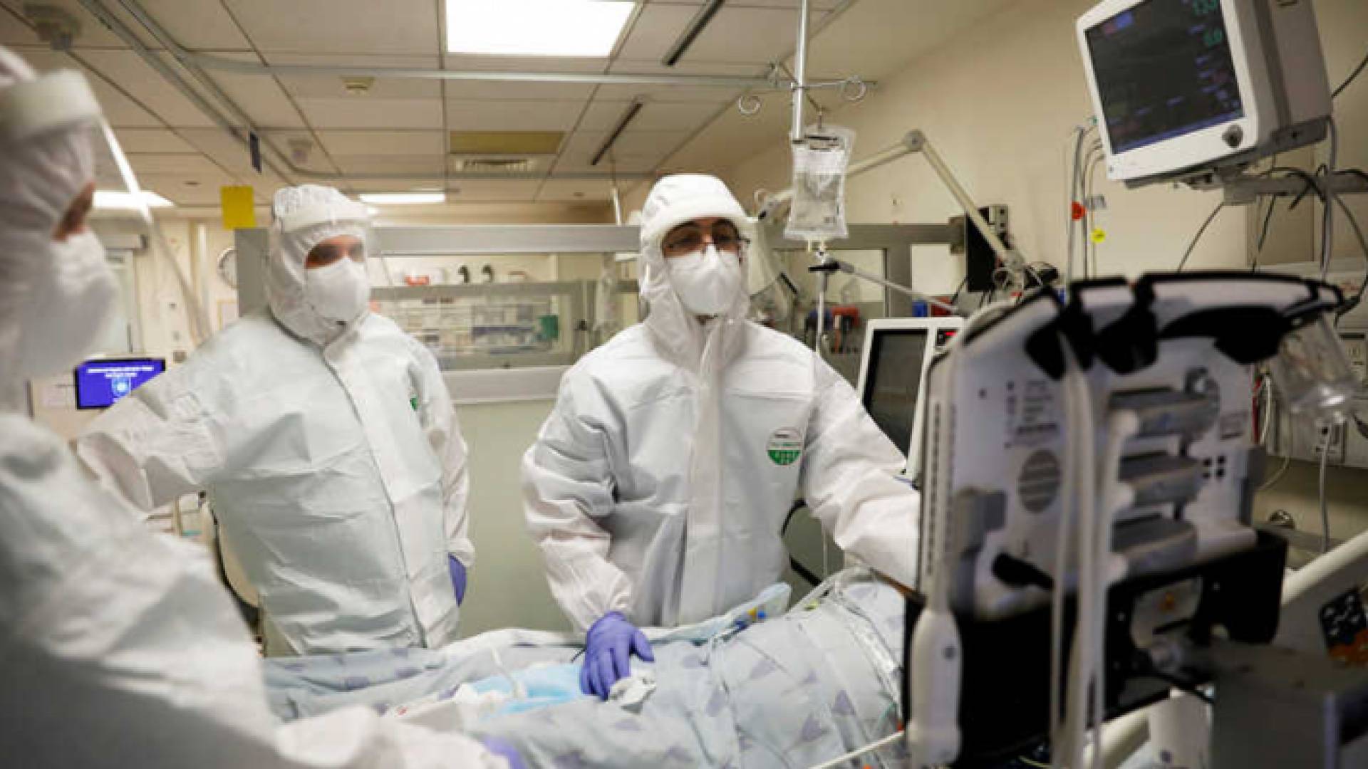 مصاب بكورونا تحت العناية الطبية