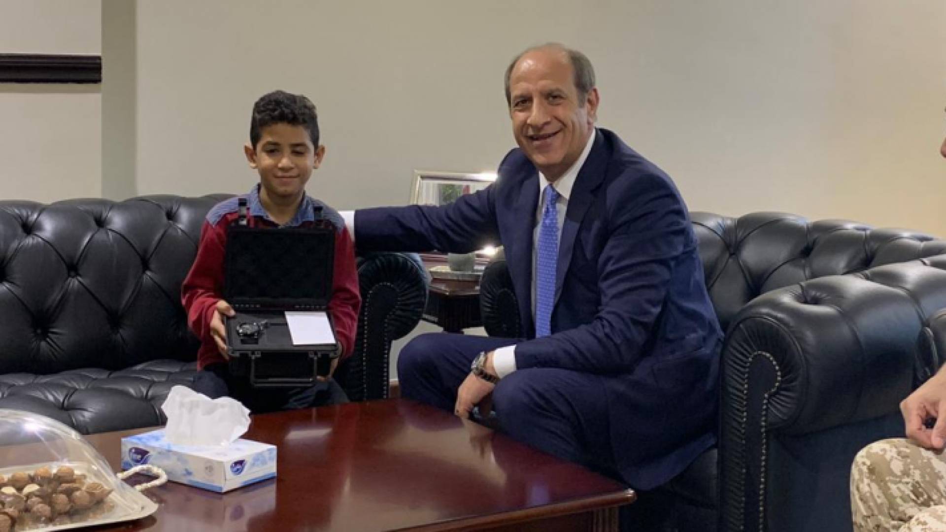 السفير الأردني لدى قطر يستقبل الطفل المشاقبة