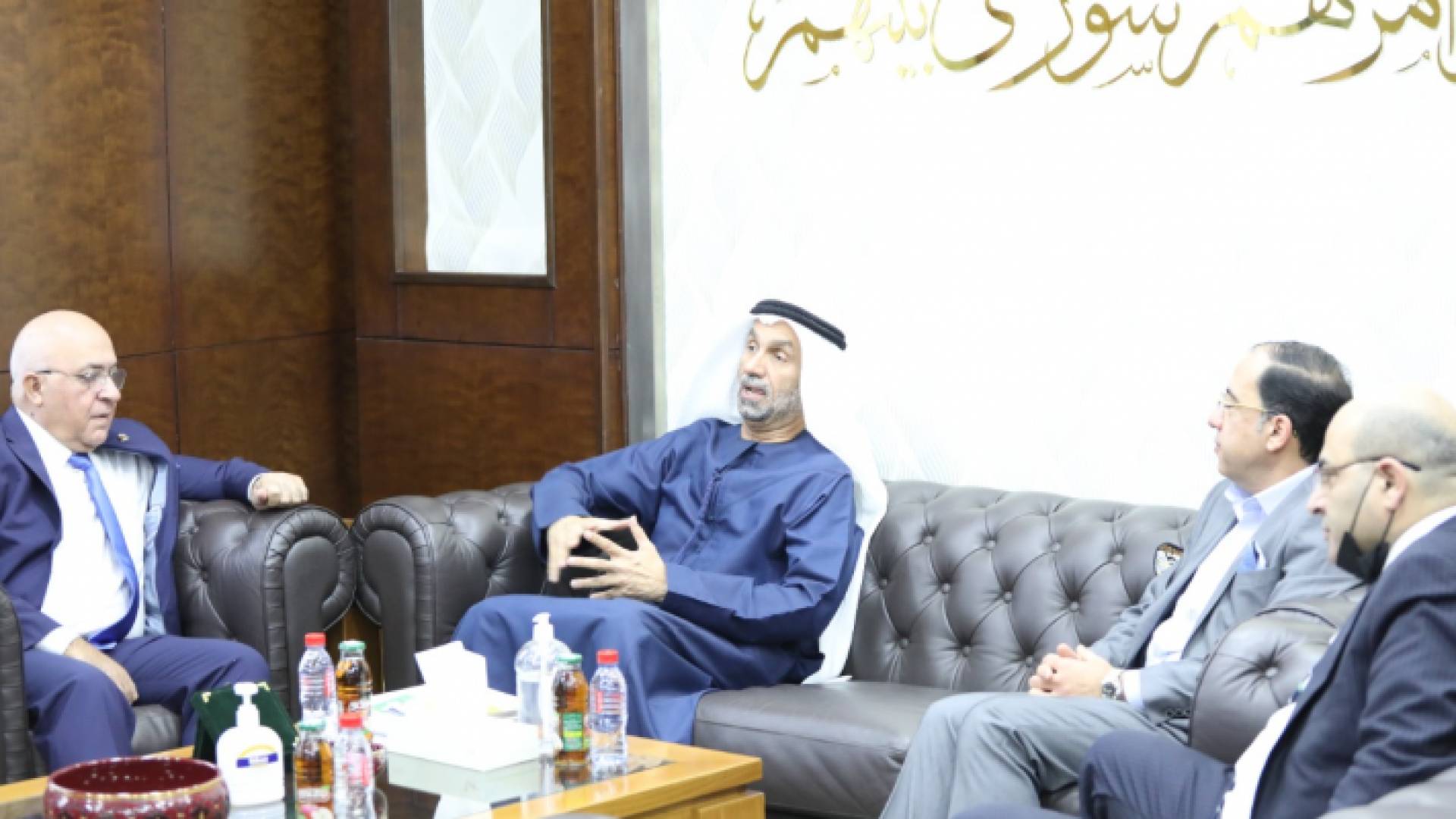 وزير الشؤون السياسية والبرلمانية موسى المعايطة (يسار)