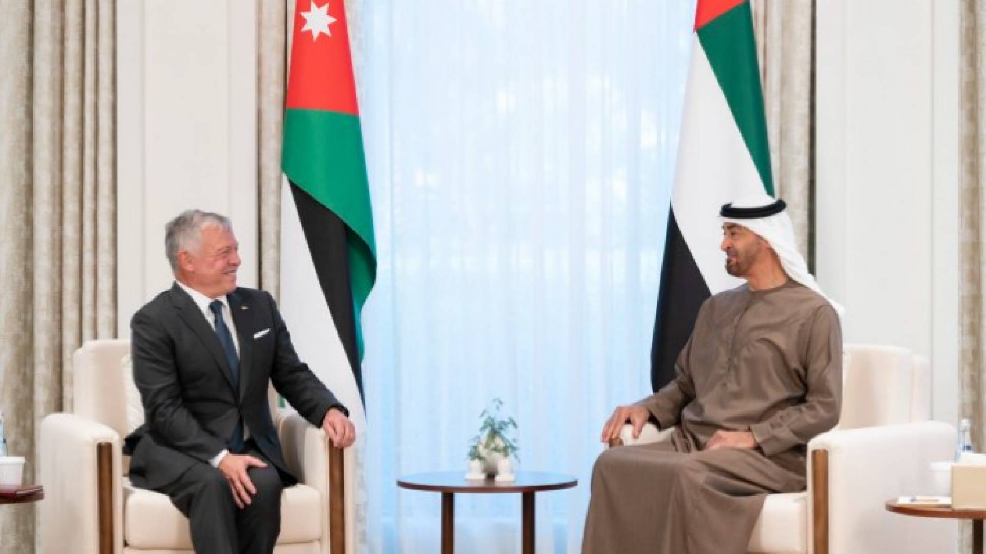 جلالة الملك عبد الله الثاني (يسار) ومحمد بن زايد (يمين)