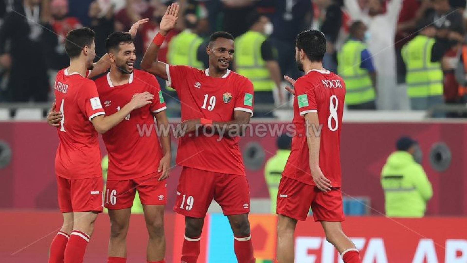 لاعبو المنتخب الوطني يحتفلون بالفوز على السعودية في بطولة كأس العرب