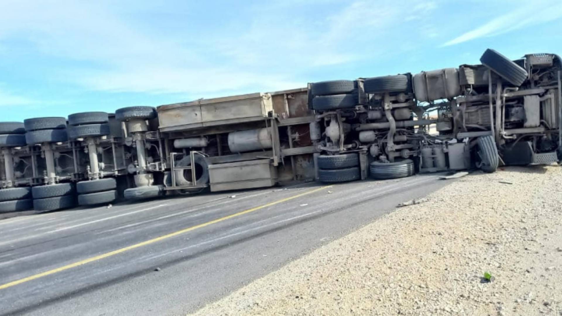 الشاحنة المتدهورة