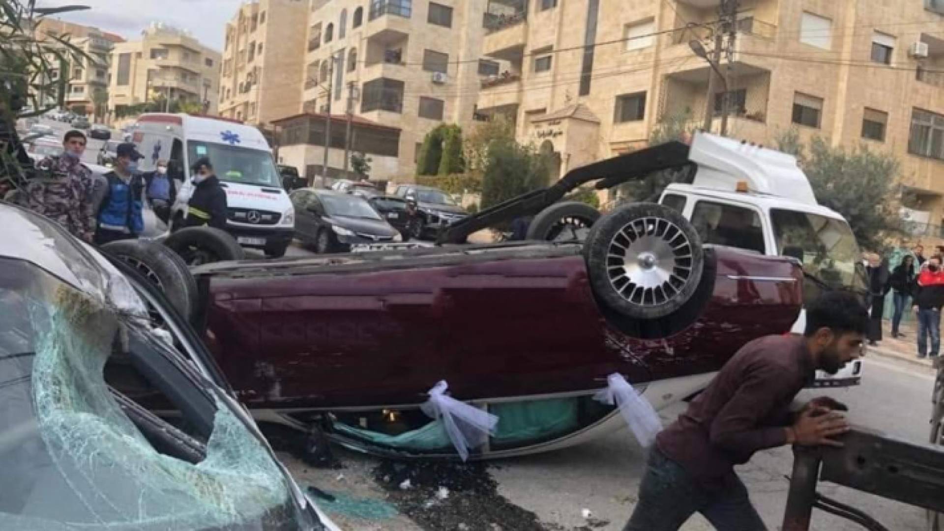 إنقلاب "سيارة عروس" في منطقة خلدا