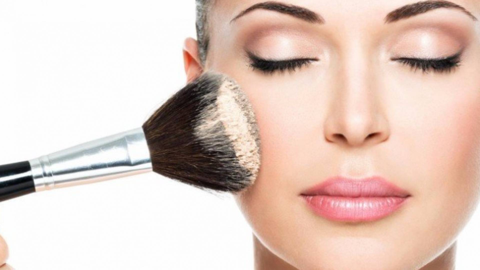 استخدام مستحضر تجميلي -= تعبيرية