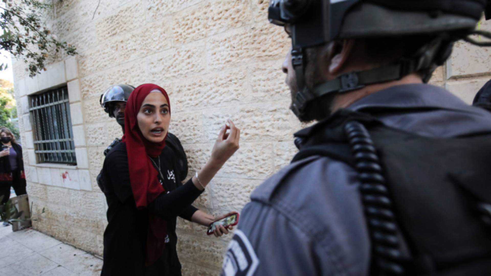 منى الكرد وعناصر من الاحتلال الإسرائيلي - أرشيفية