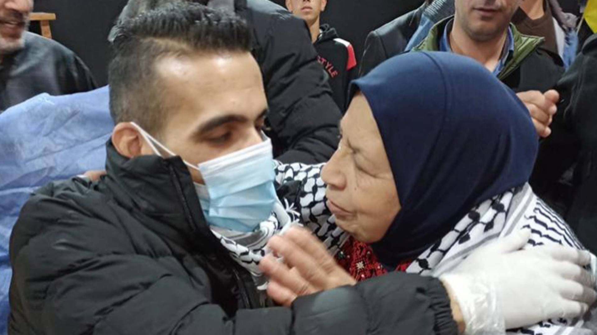 الأسير كايد الفسفوس ووالدته بعد إطلاق سراحه من سجون الاحتلال الإسرائيلي