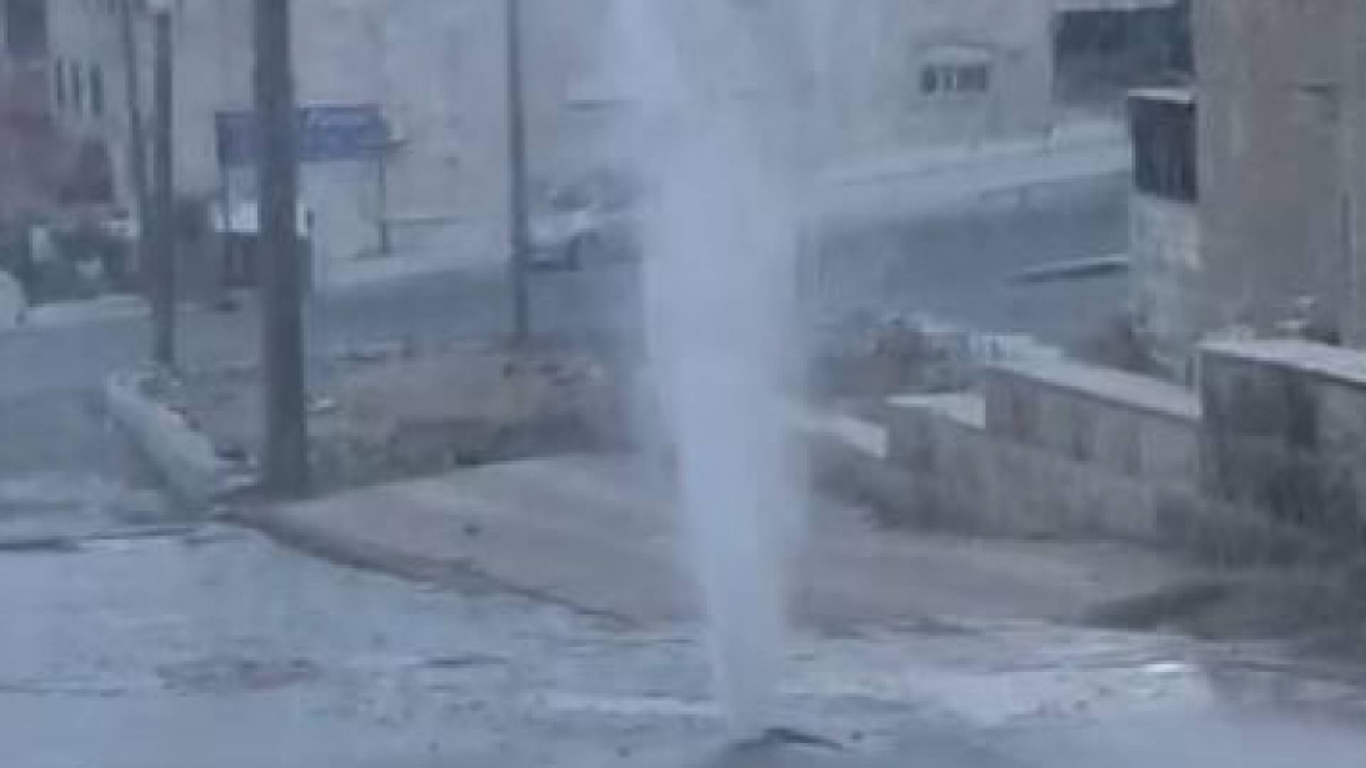 انفجار خط مياه في محيط الدوار السابع بعمان