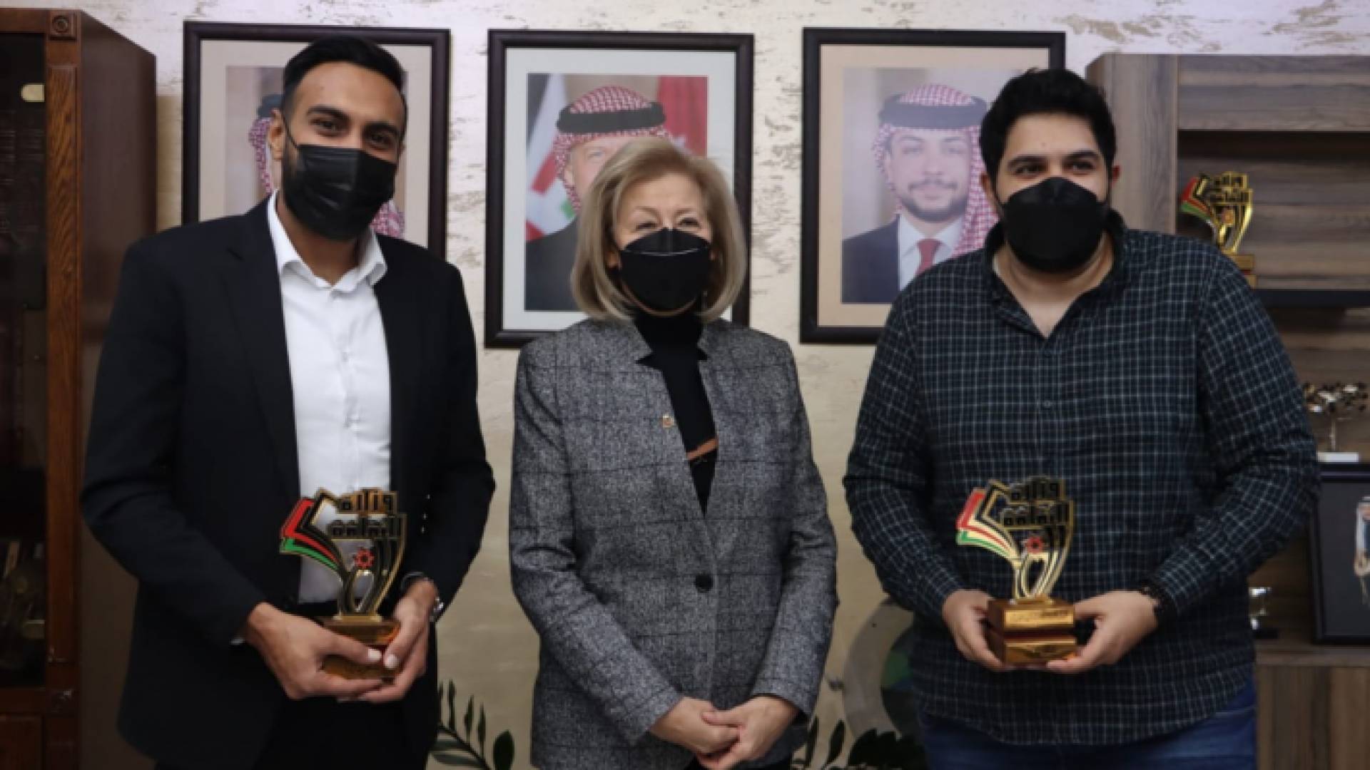 وزير الثقافة تتوسط الفنانيين الأردنيين محمد بشار وأحمد الزميلي