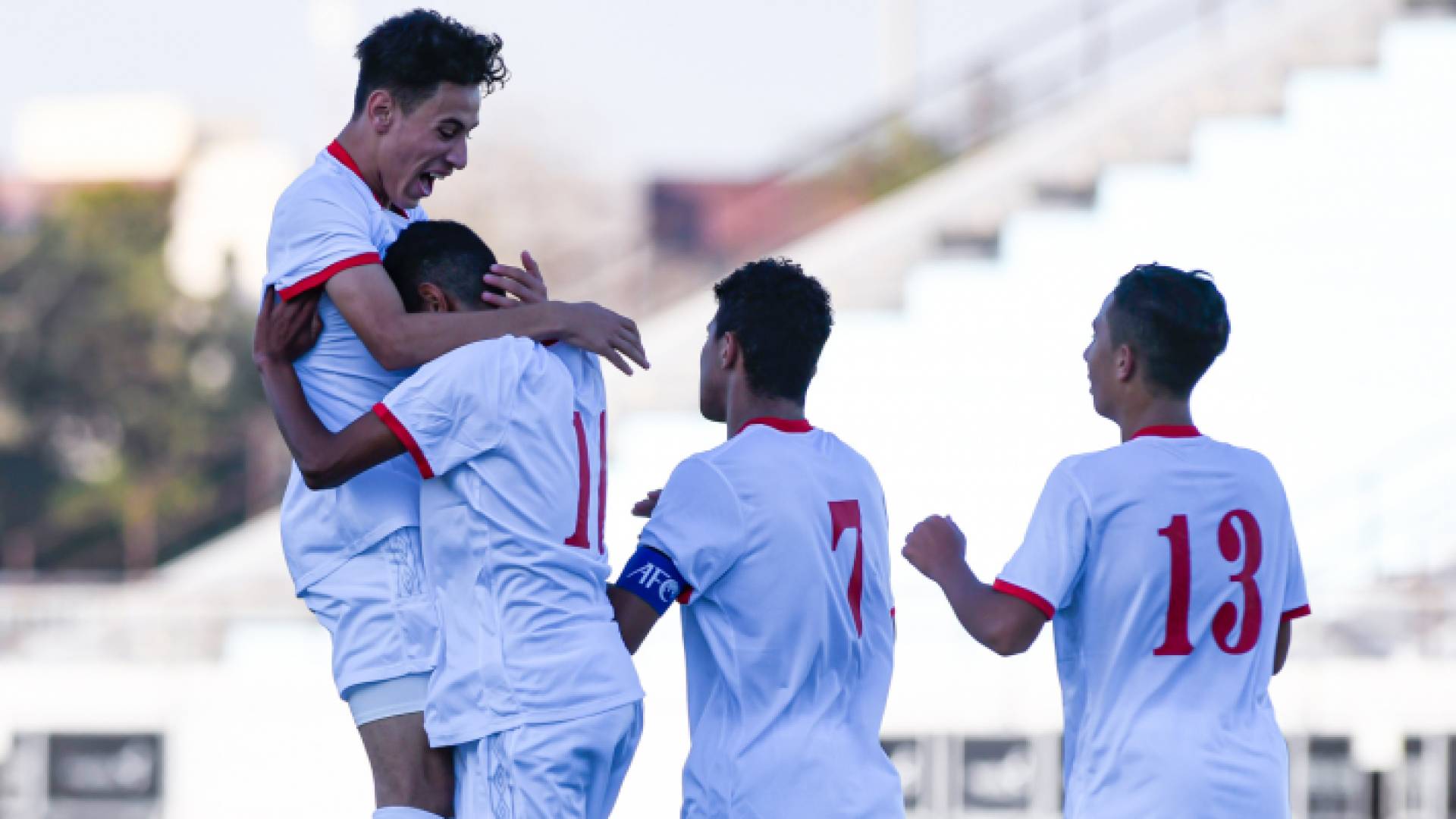 لاعبو المنتخب الوطني للناشئين يحتفلون بالفوز على البحرين