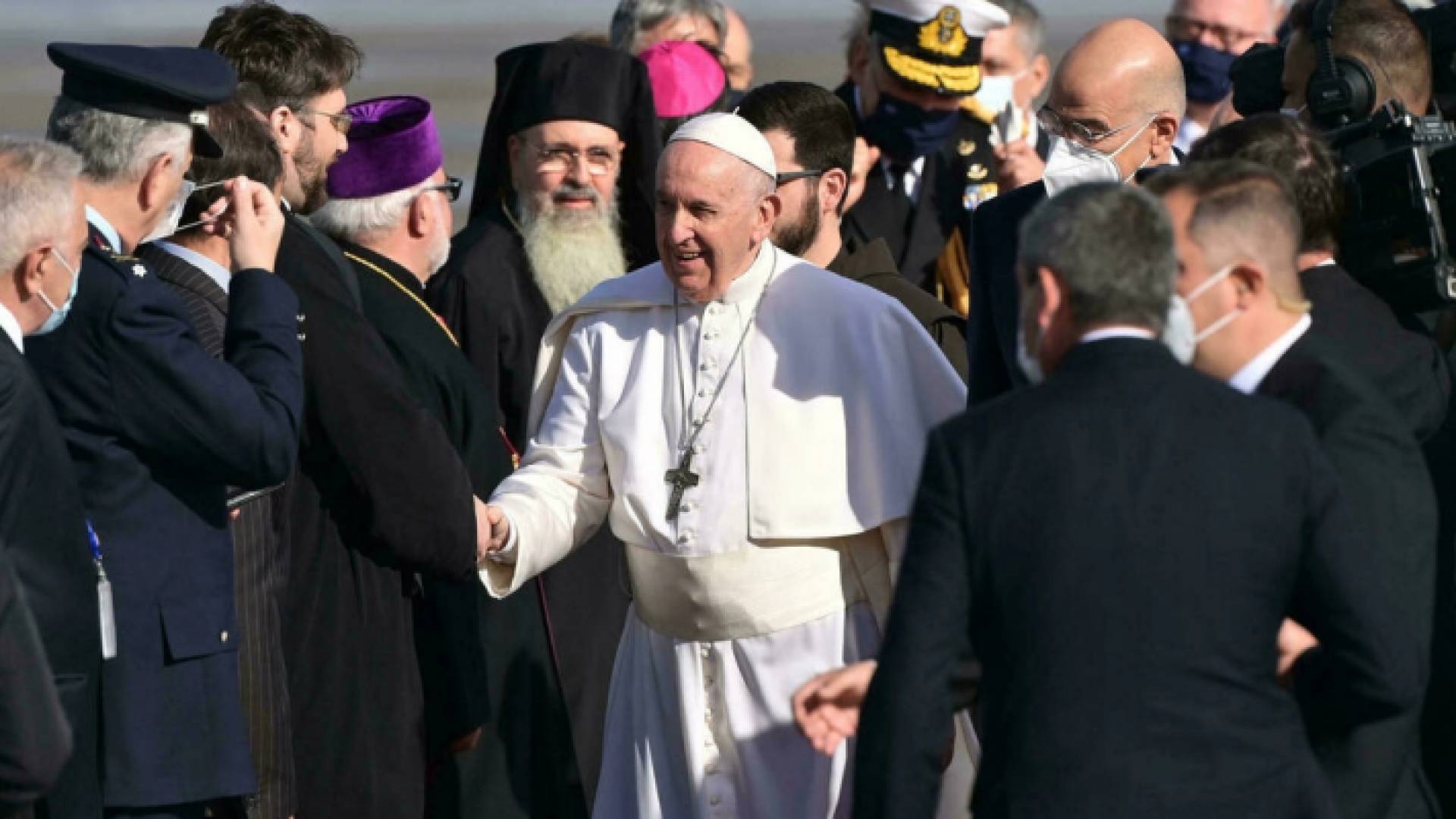 البابا فرنسيس لدى وصوله إلى مطار أثينا