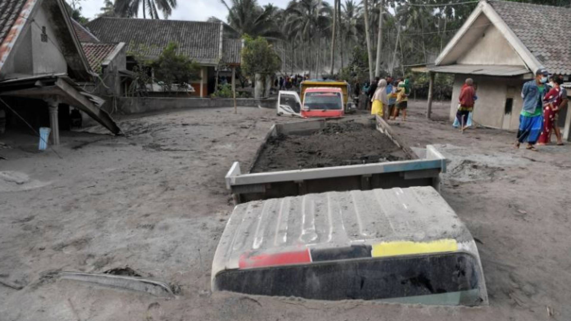 13 قتيلا جراء ثوران بركان سيميرو في إندونيسيا