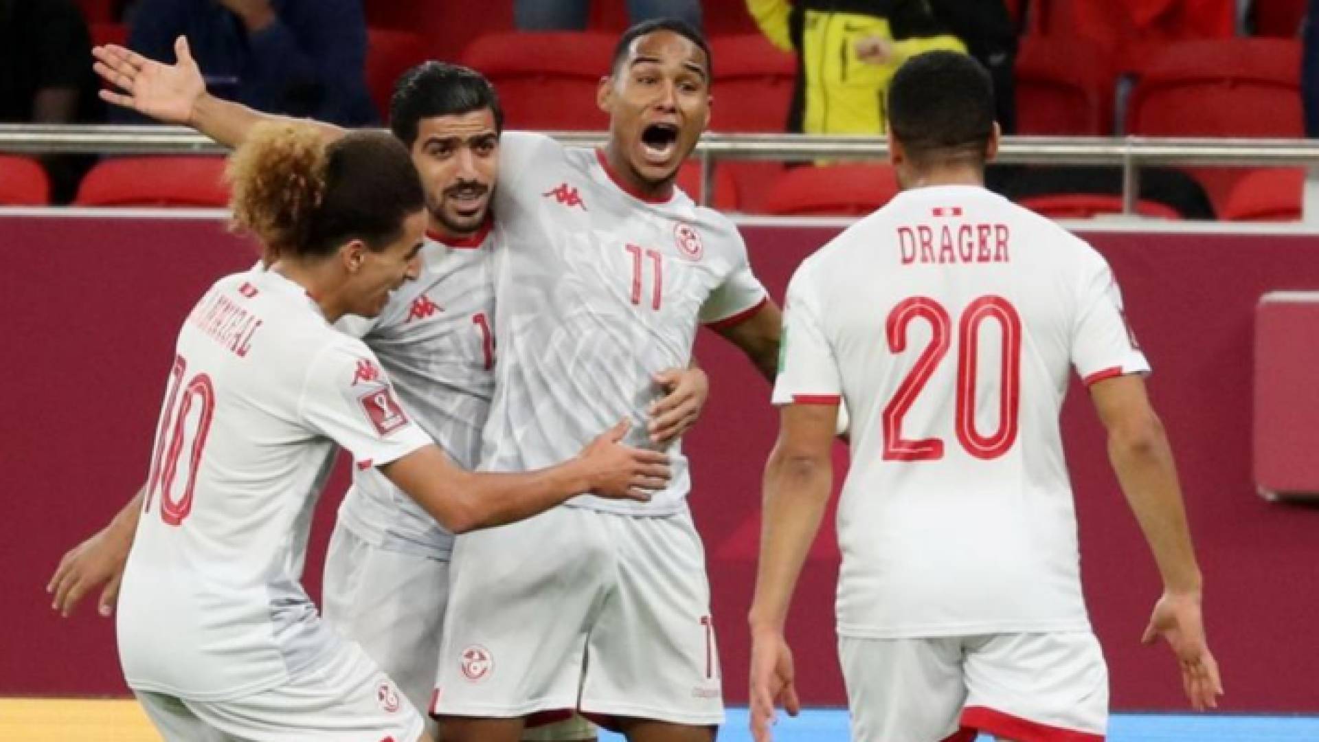 لاعبو المنتخب التونسي يحتفلون بتسجيل هدف الفوز على الإمارات