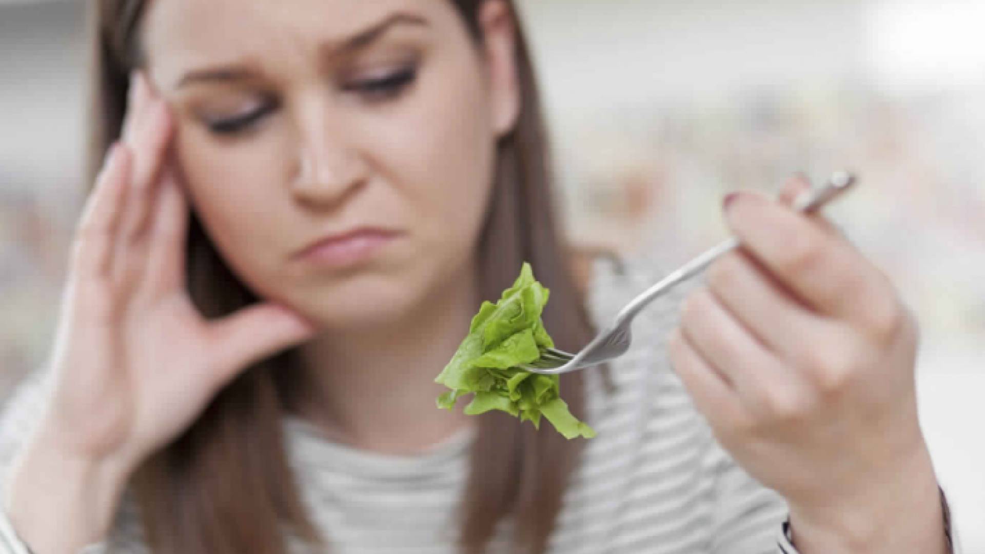 امرأة تأكل - تعبيرية