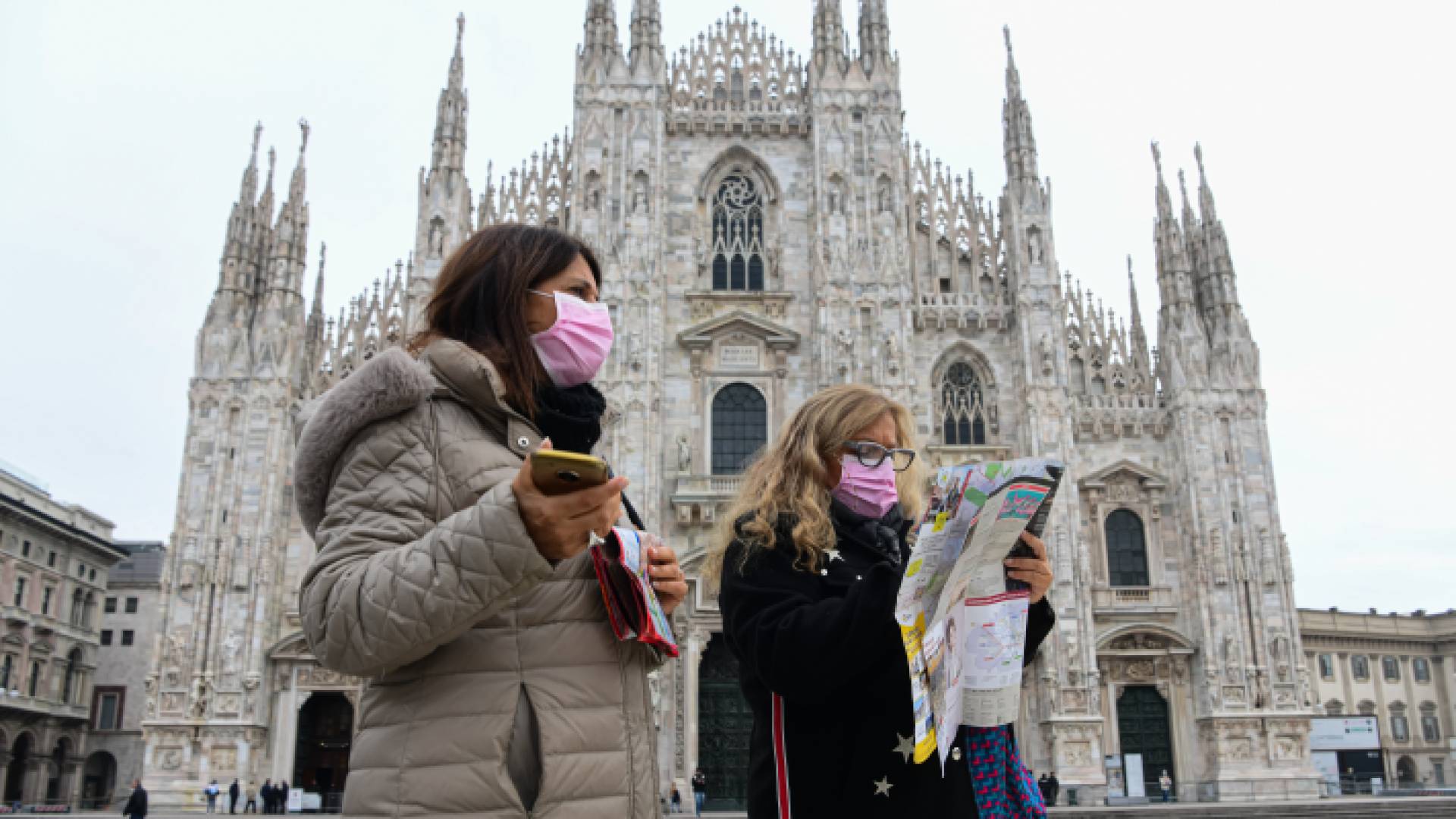 سائحتان في إيطاليا