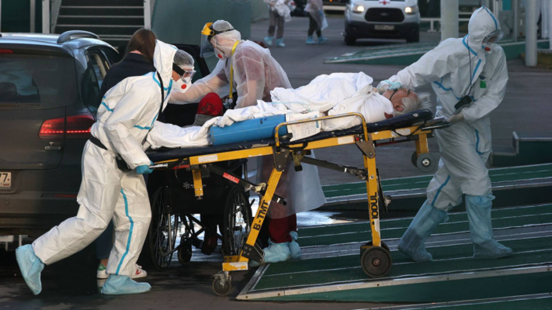 لحظة نقل أحد المصابين بفيروس كورونا في روسيا إلى أحد المستشفيات