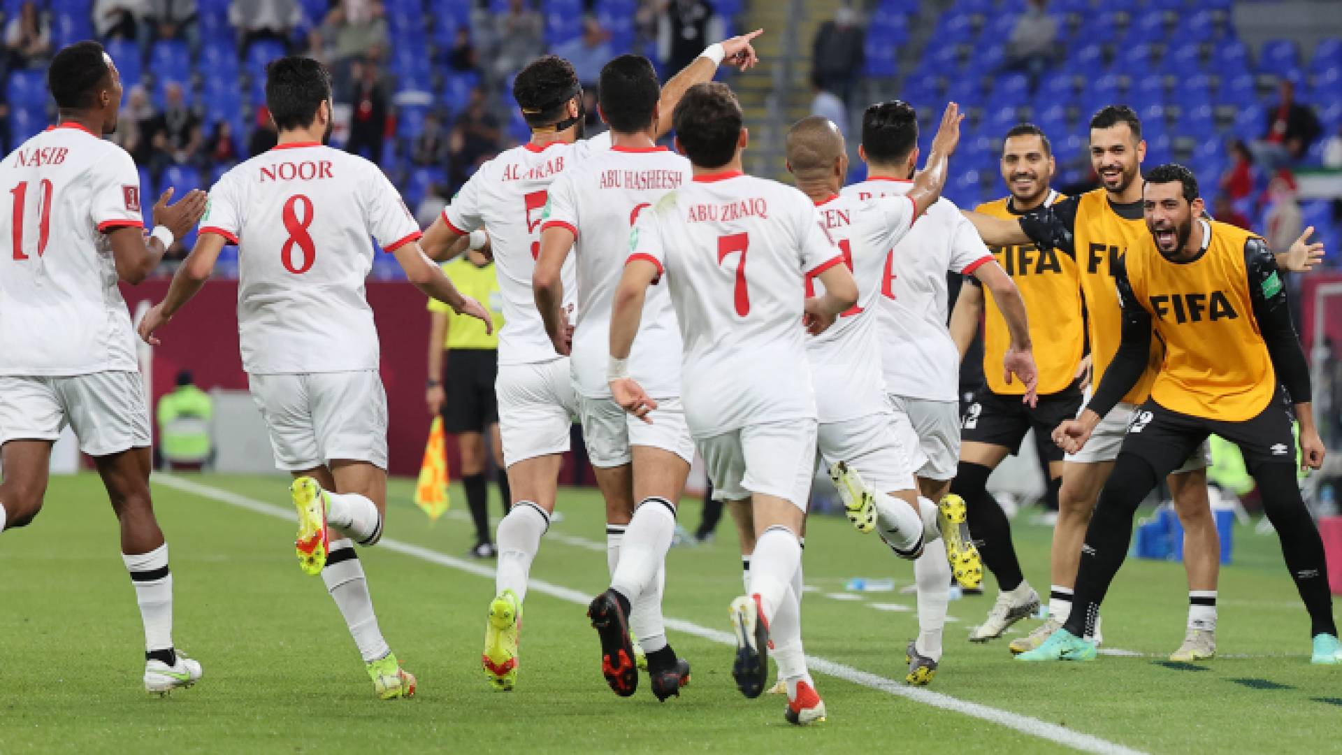 لاعبو النشامى يحتفلون بالفوز على فلسطين والتأهل إلى ربع نهائي كأس العرب