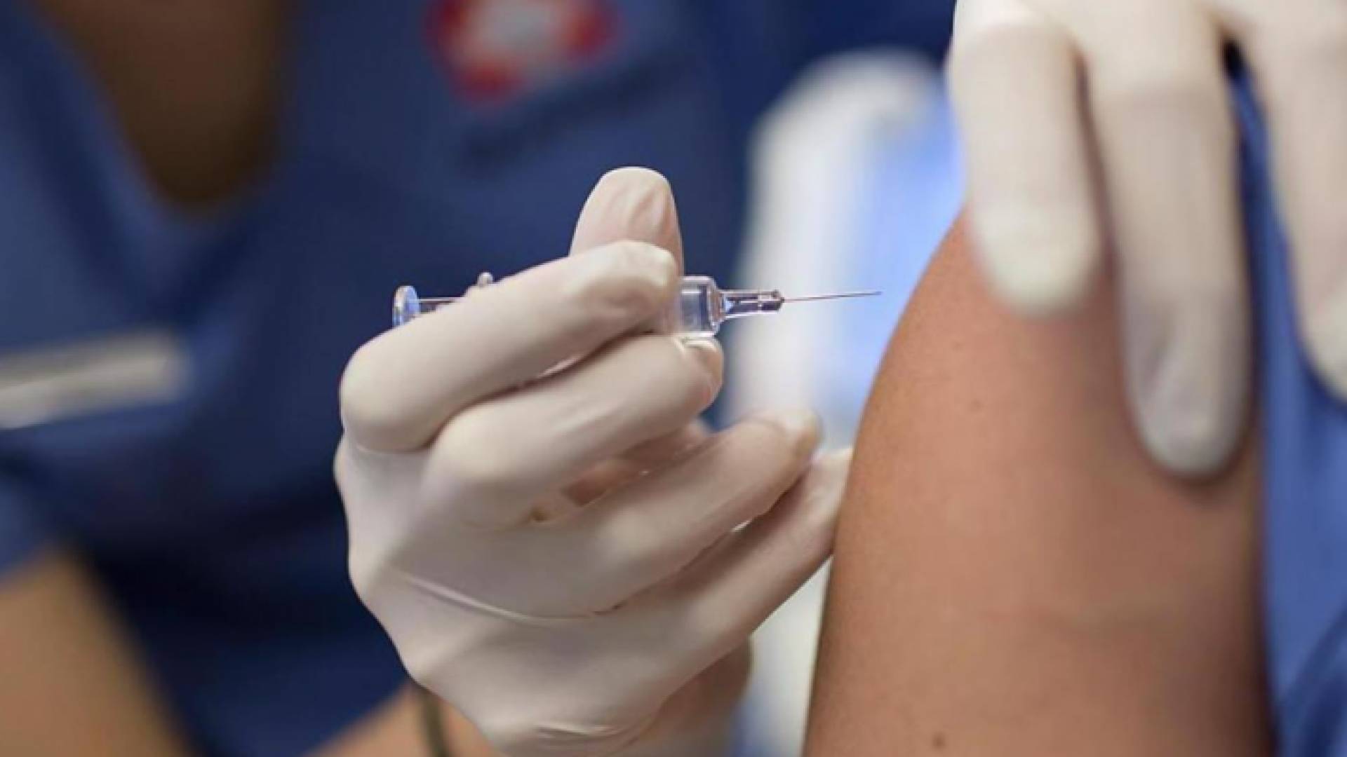 شخص يتلقى جرعة من مطعوم كورونا - أرشيفية