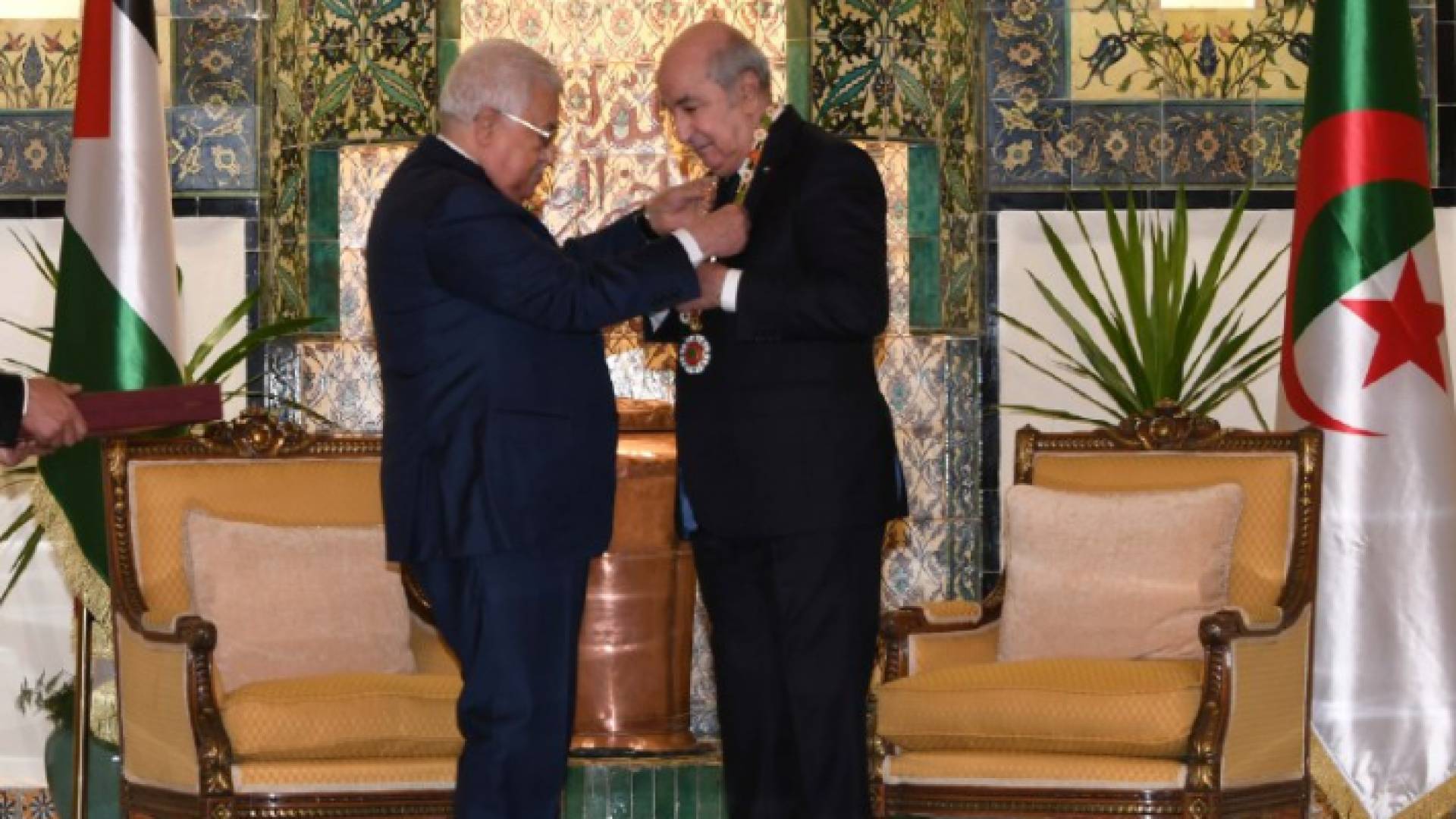 عباس يقلد تبون "القلادة الكبرى لفلسطين"