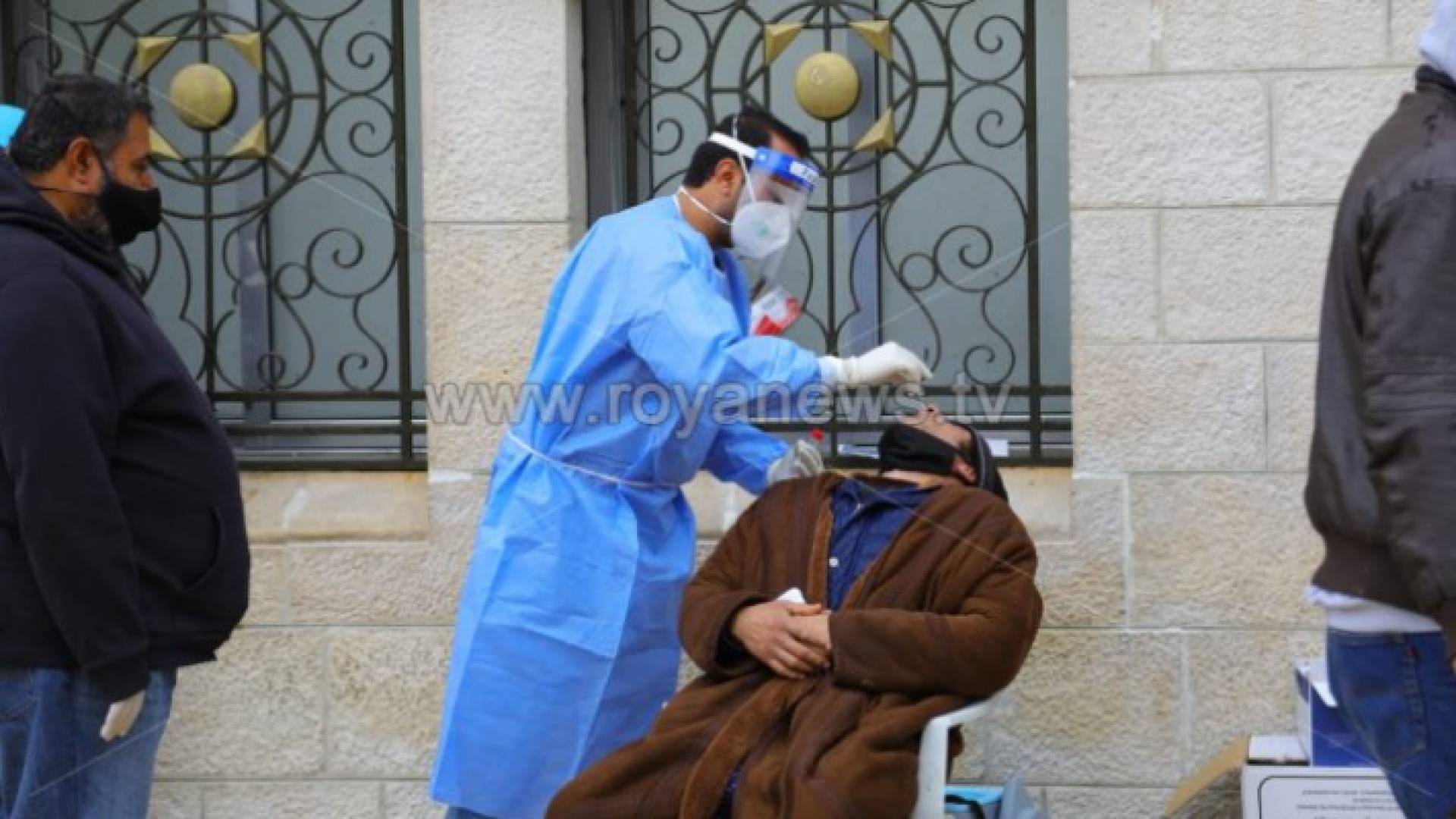 عامل في القطاع الصحي الأردني يأخذ عينة من أحد الأشخاص للتحقق من إصابته بكورونا - أرشيفية