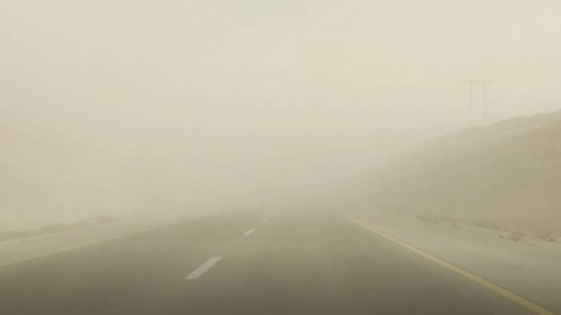 غبار على طريق الطفيلة الحسا