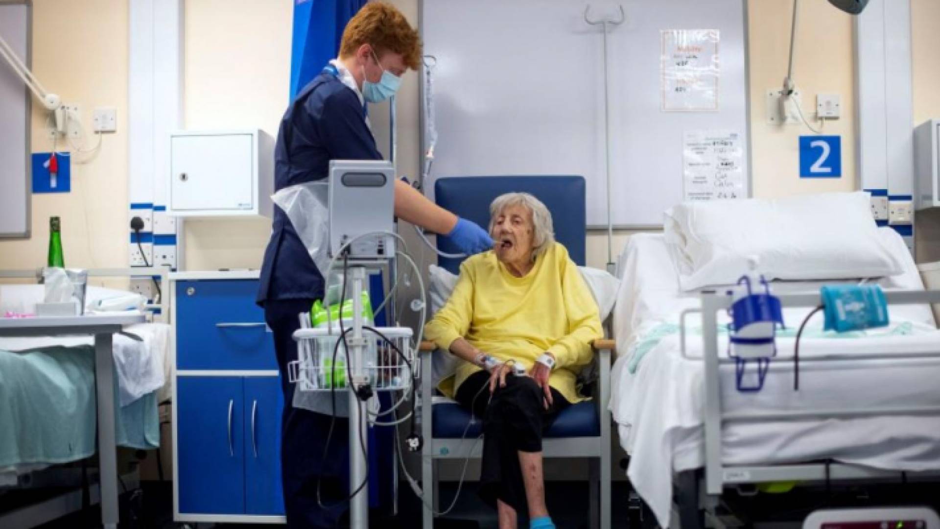 إجراء فحص كورونا لسيدة