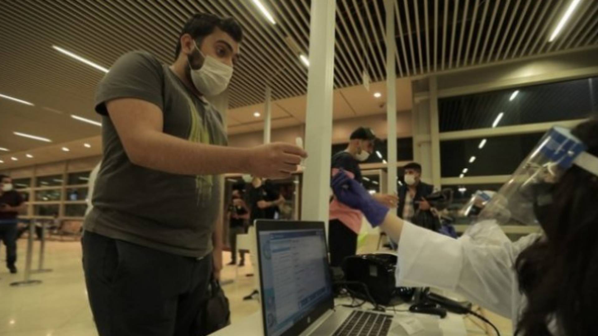 مسافر في مطار الملكة علياء الدولي - أرشيفية