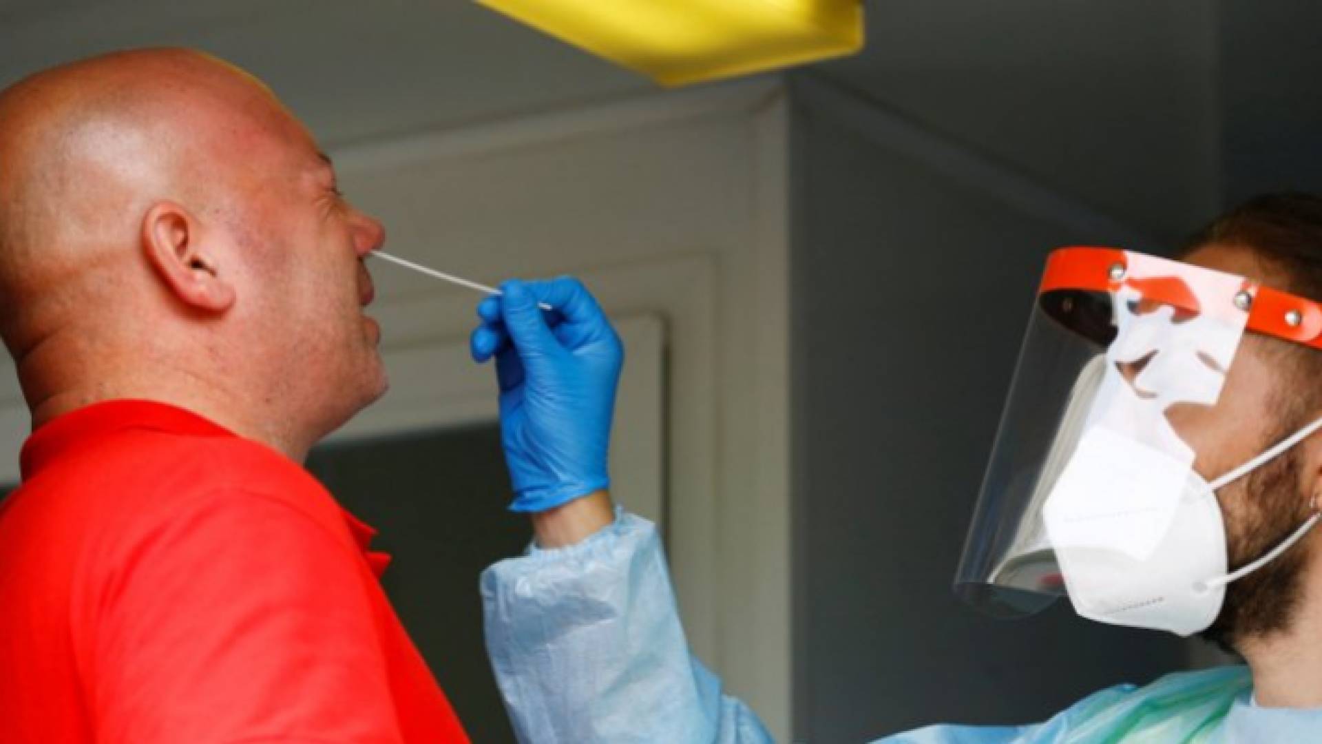 خلال إجراء فحص PCR لأحد القادمين إلى الأردن