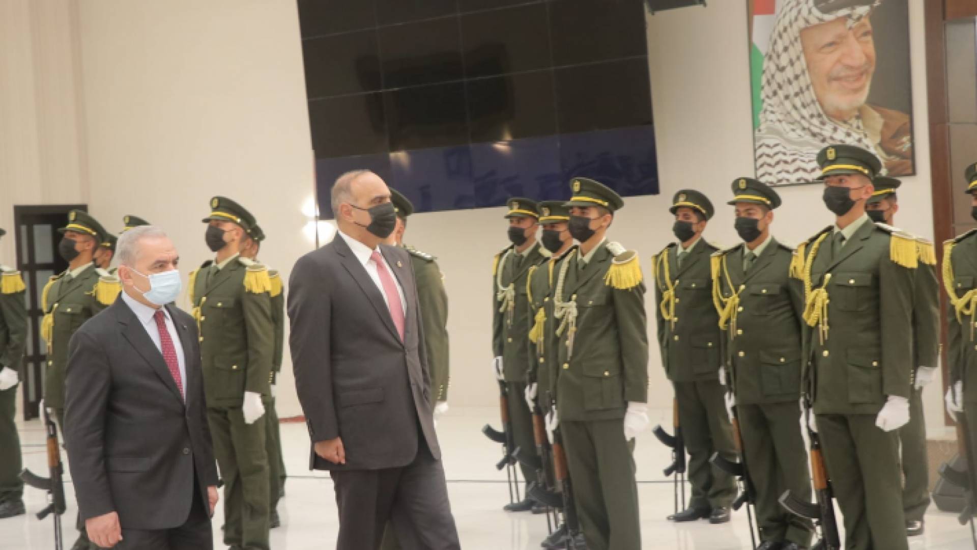 لحظة وصول رئيس الوزراء الخصاونة واستقباله من قبل نظيره الفلسطيني