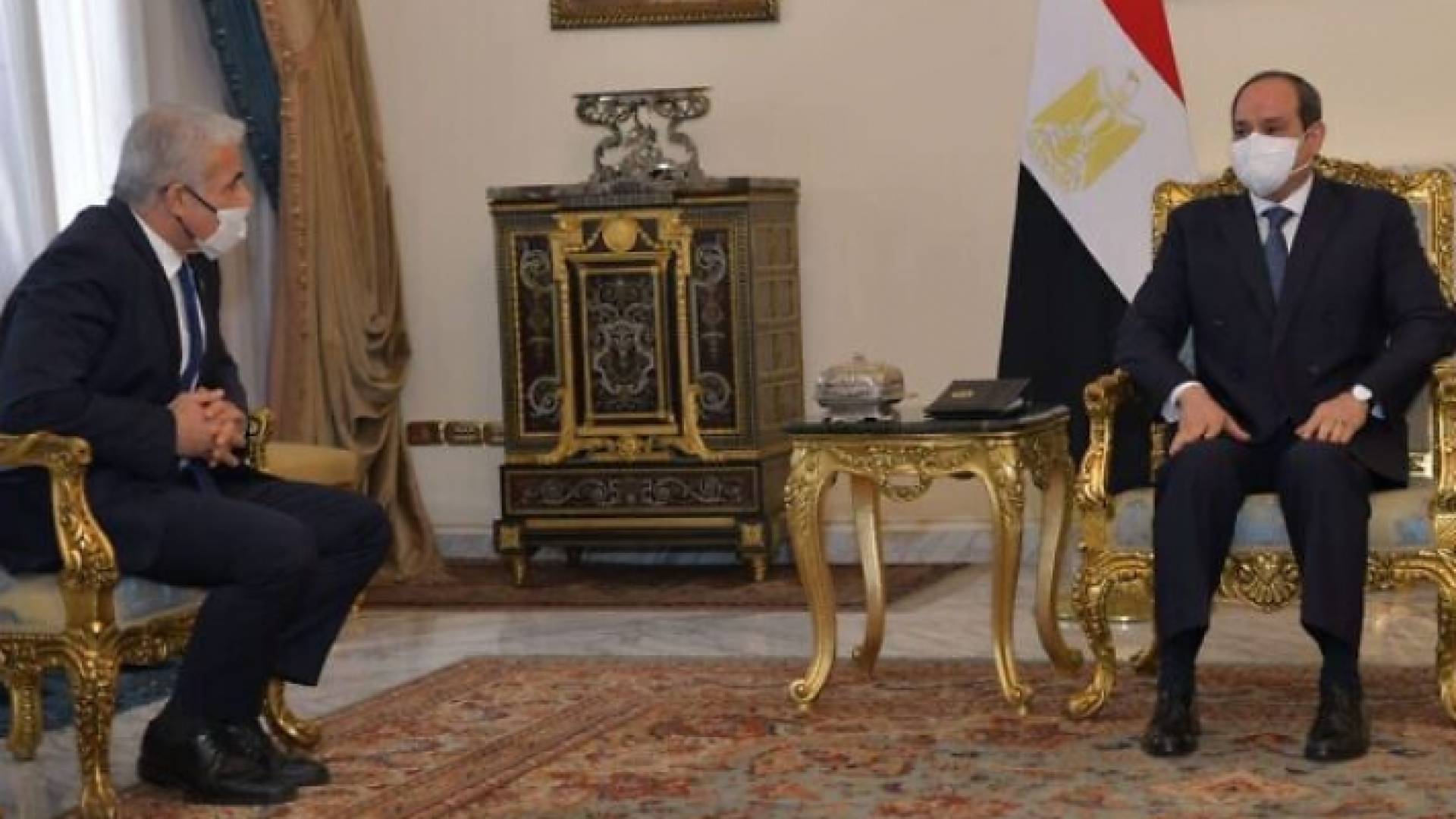 وزير خارجية الاحتلال يائير لابيد خلال لقائه الرئيس المصري عبدالفتاح السيسي