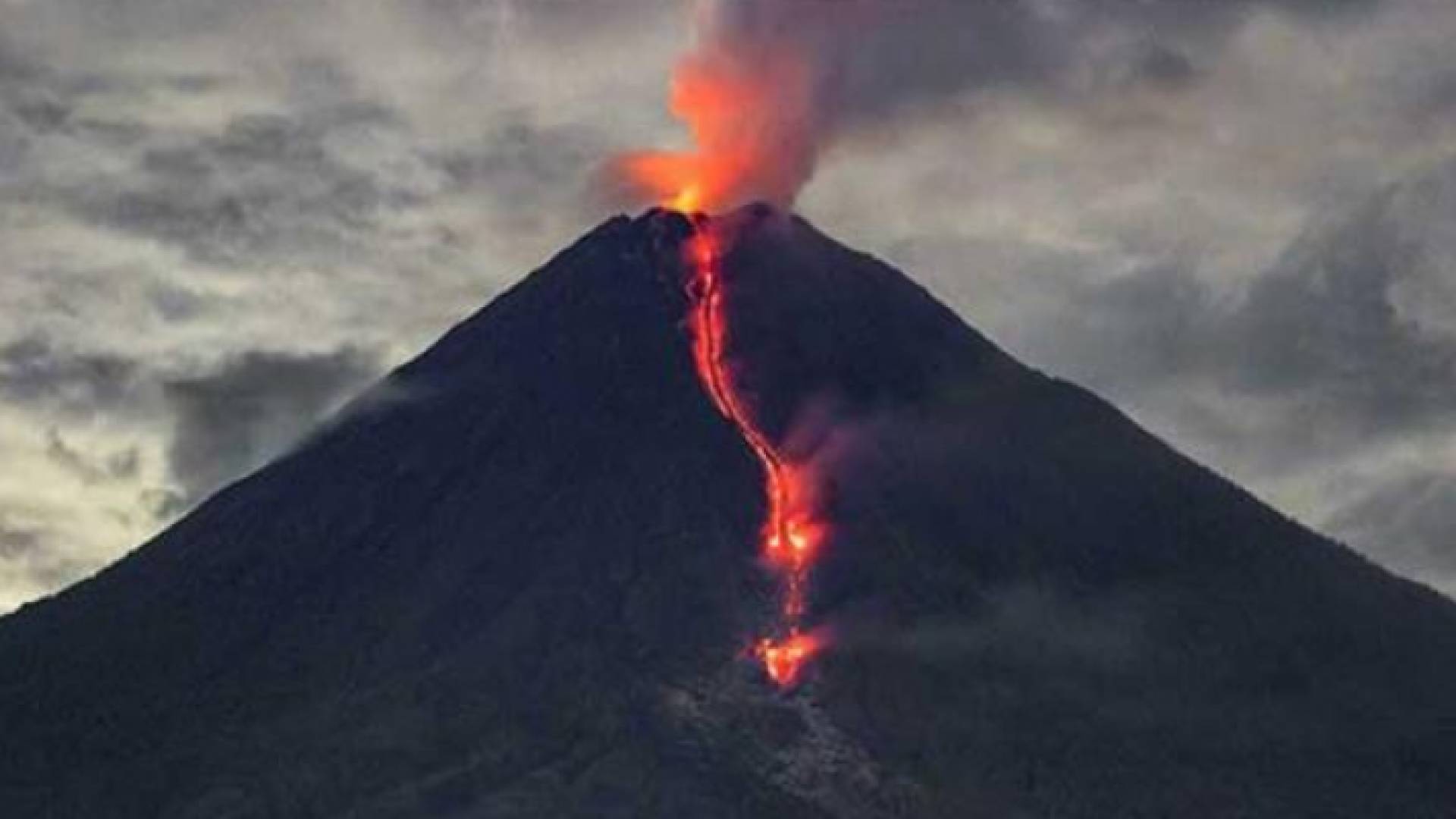 39 قتيلا جراء ثوران بركان سيميرو في إندونيسيا