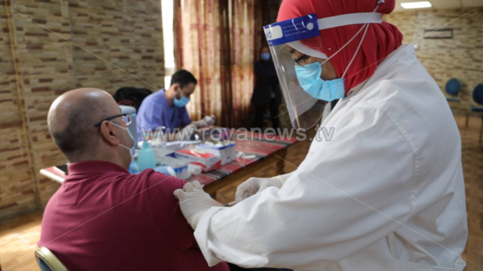 أحد الأشخاص يأخذ اللقاح المضاد لكورونا - ارشيفية