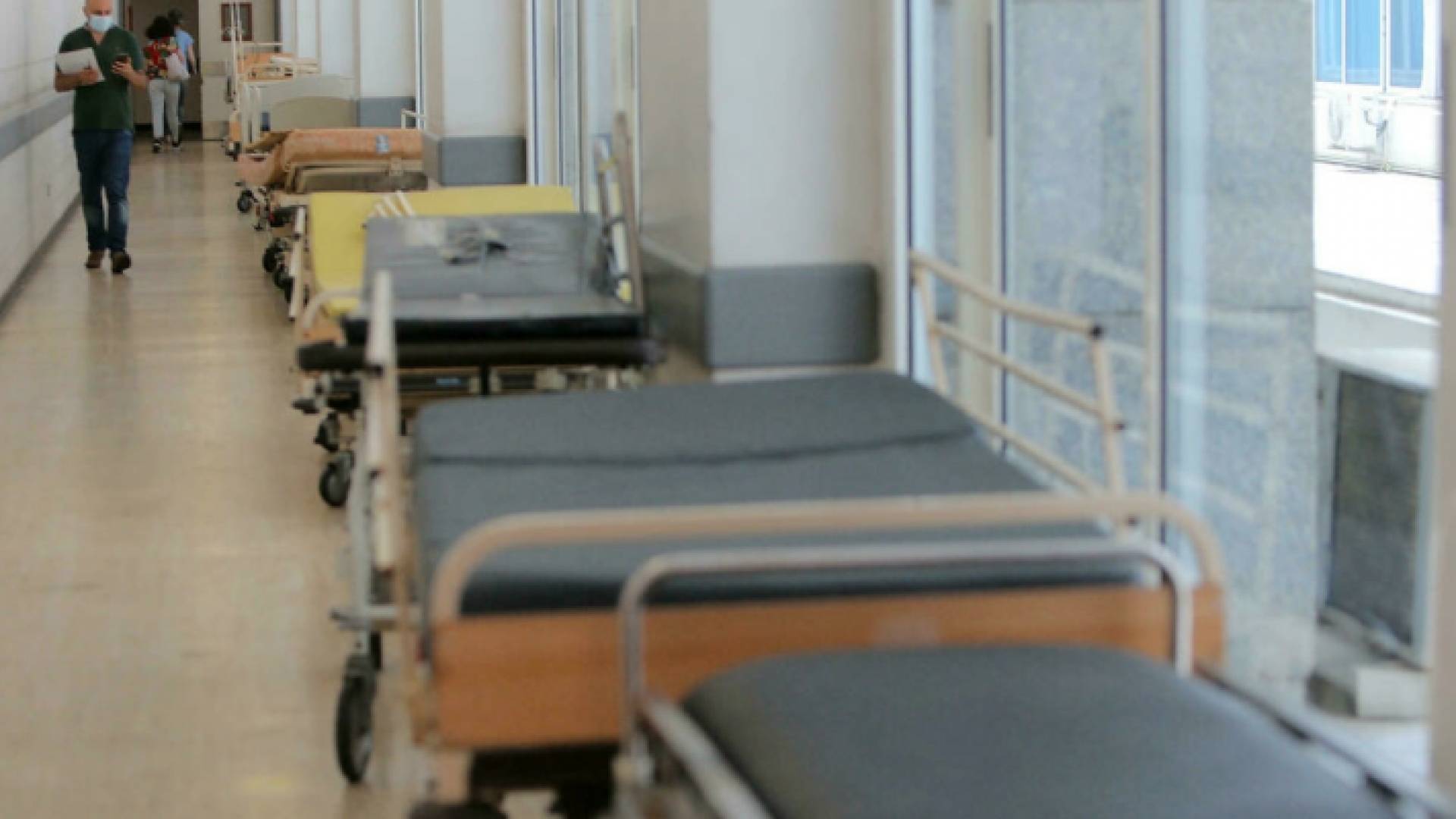 أسرة في أحد ممرات مستشفى رفيق الحريري في بيروت - أرشيفية